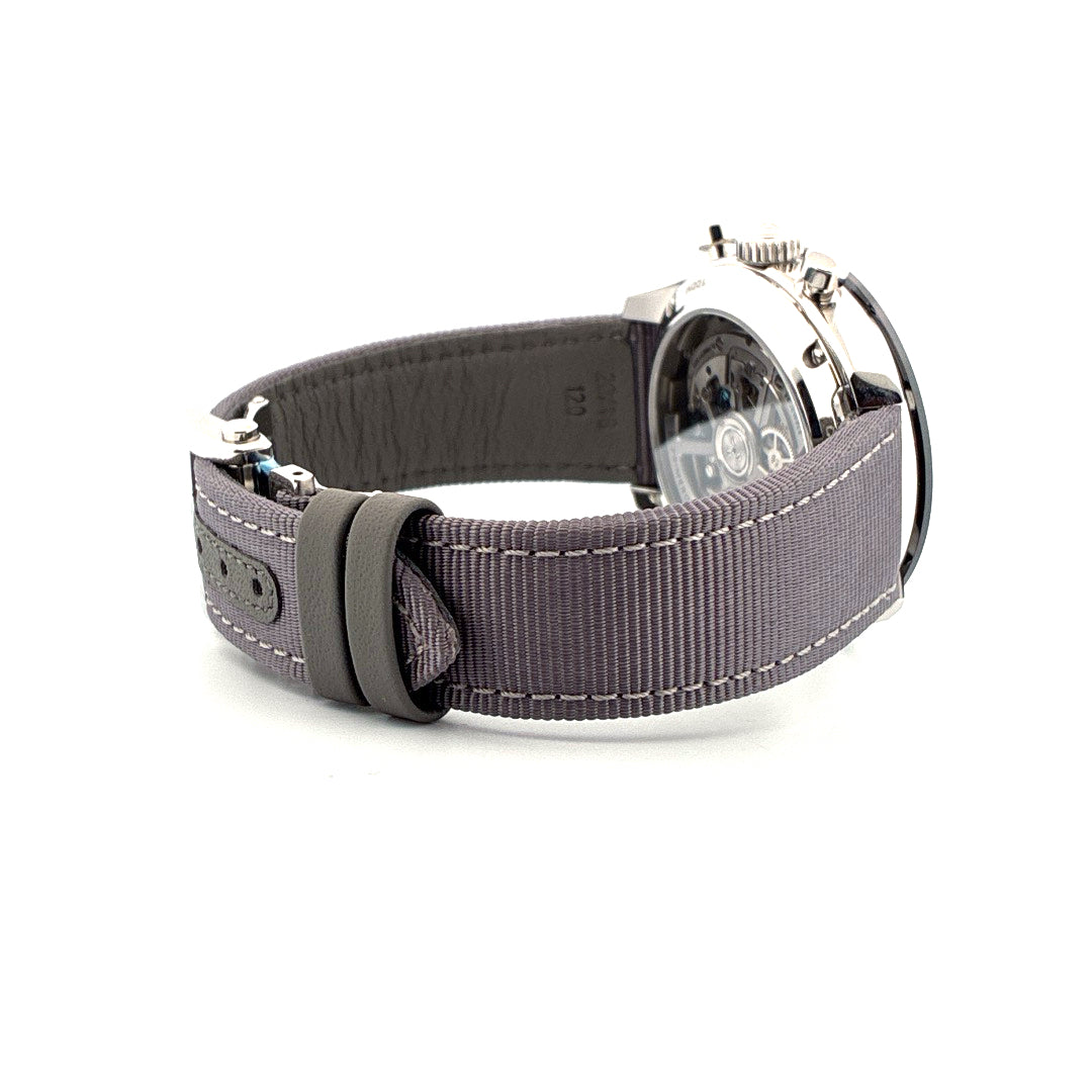 Zenith Chronomaster Sport Seitenansicht eines grauen Textilarmbands mit Lederdetails und Edelstahlgehäuse