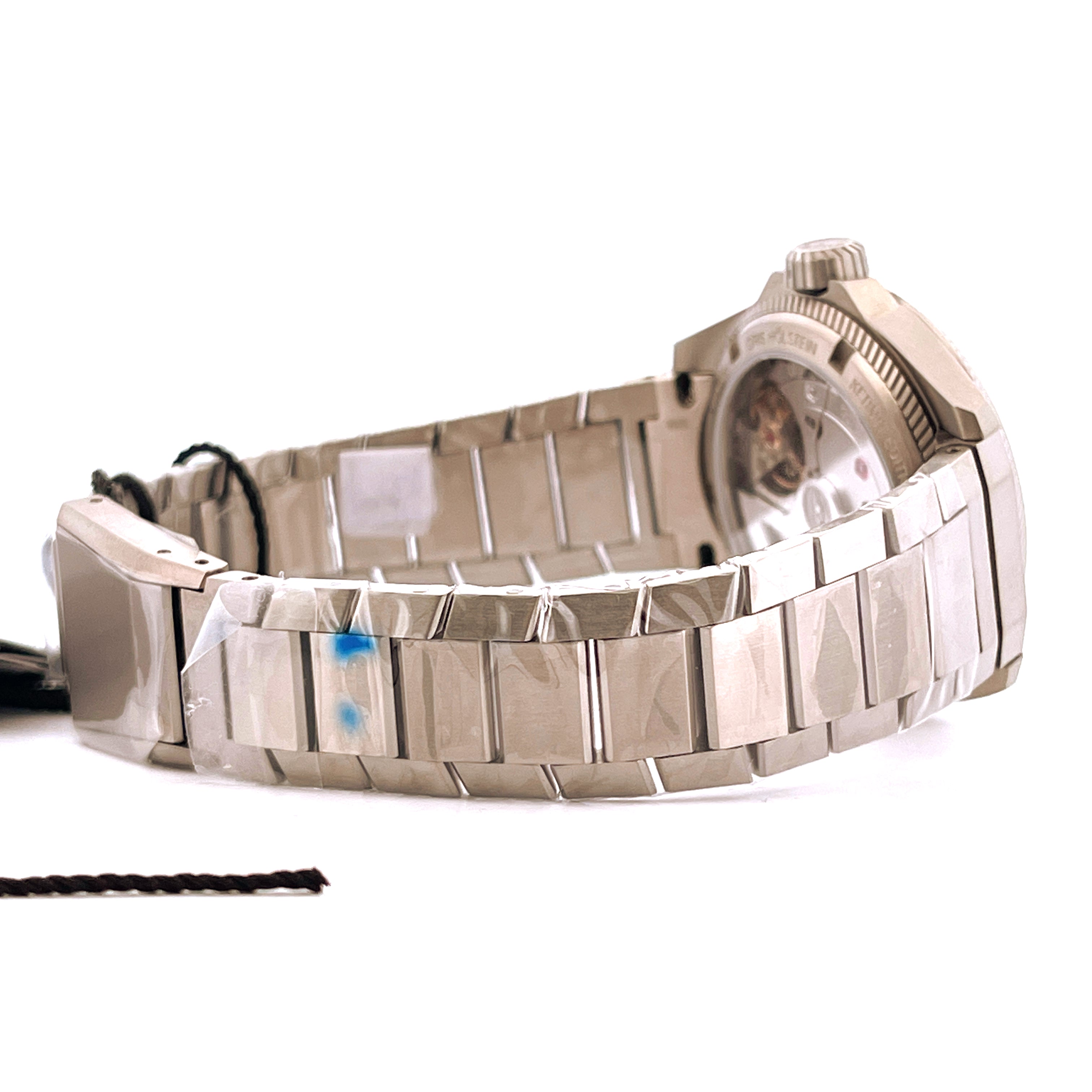 Oris Pro Pilot x Kermit 39 mm Titan Automatik Uhr aus dem Jahr 2025 mit Armband auf weißem Hintergrund