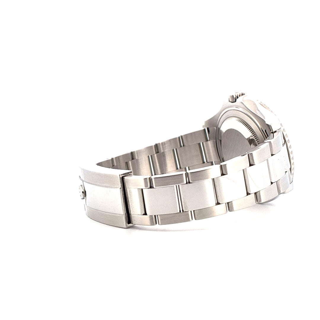 Rolex Yacht-Master 37 aus Edelstahl im Seitenprofil mit poliertem Armband und Schließe auf weißem Hintergrund