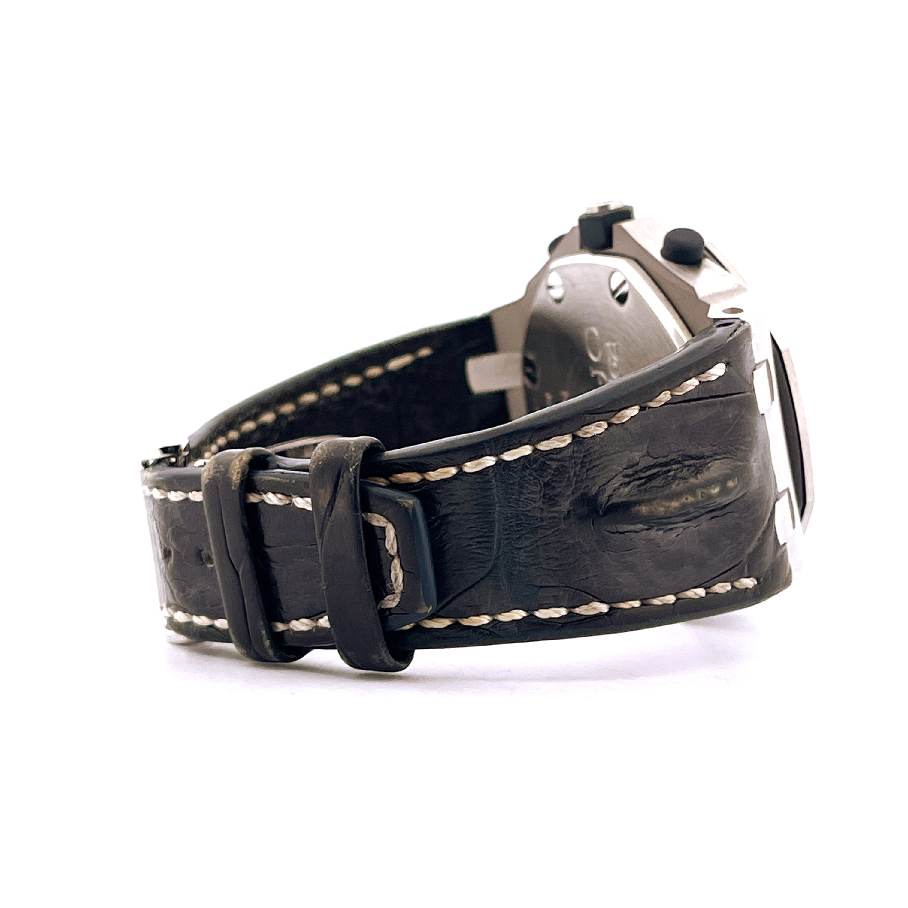 Seitenansicht eines Audemars Piguet Royal Oak Offshore mit schwarzem Lederarmband und weißen Nähten