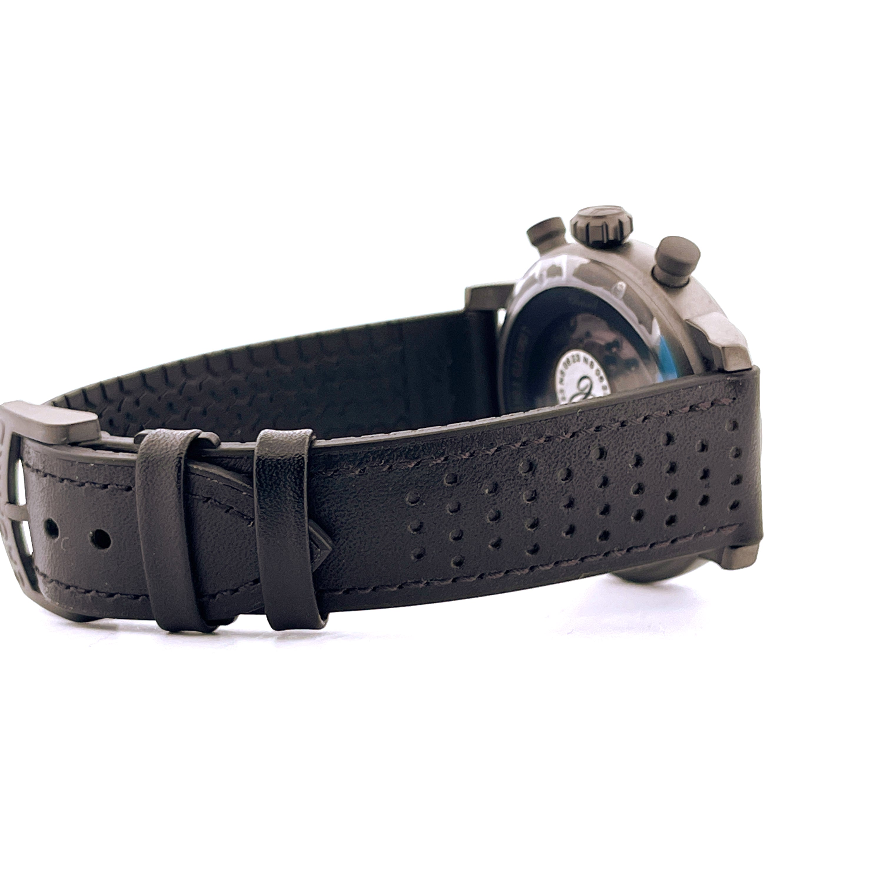 Seitenansicht einer Chopard Mille Miglia Race Edition Uhr mit schwarzem Lederarmband