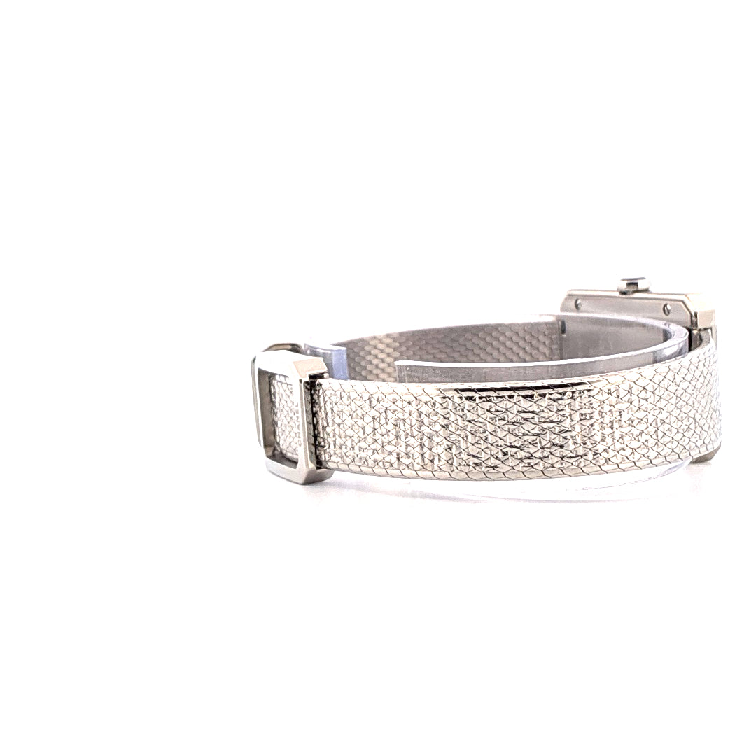 Chanel Boyfriend Uhr in Edelstahl mit strukturiertem Armband Seitenansicht auf weißem Hintergrund
