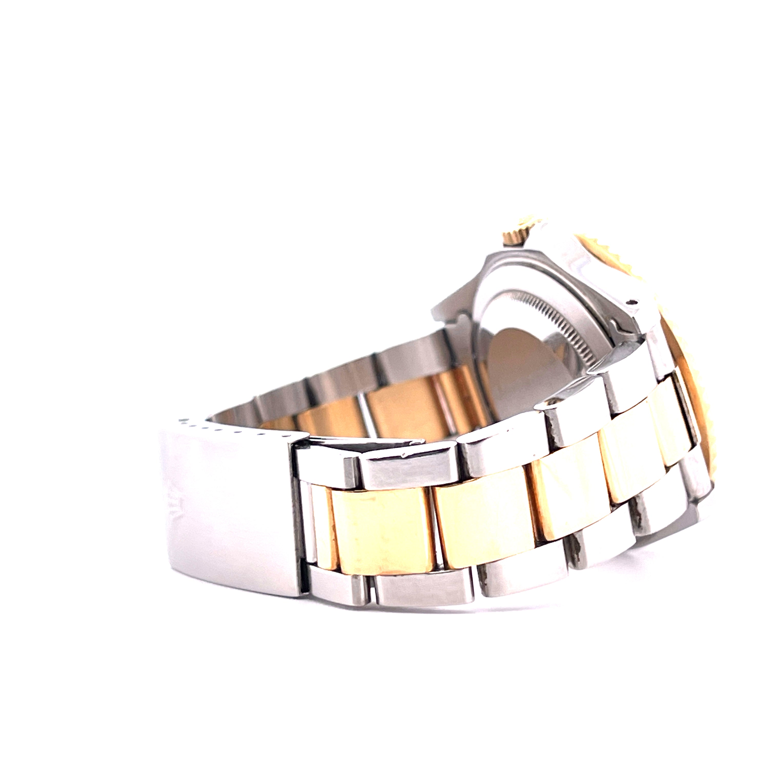 Seitenansicht einer Rolex GMT-Master II mit bicolor Gold-Stahl-Armband auf weißem Hintergrund