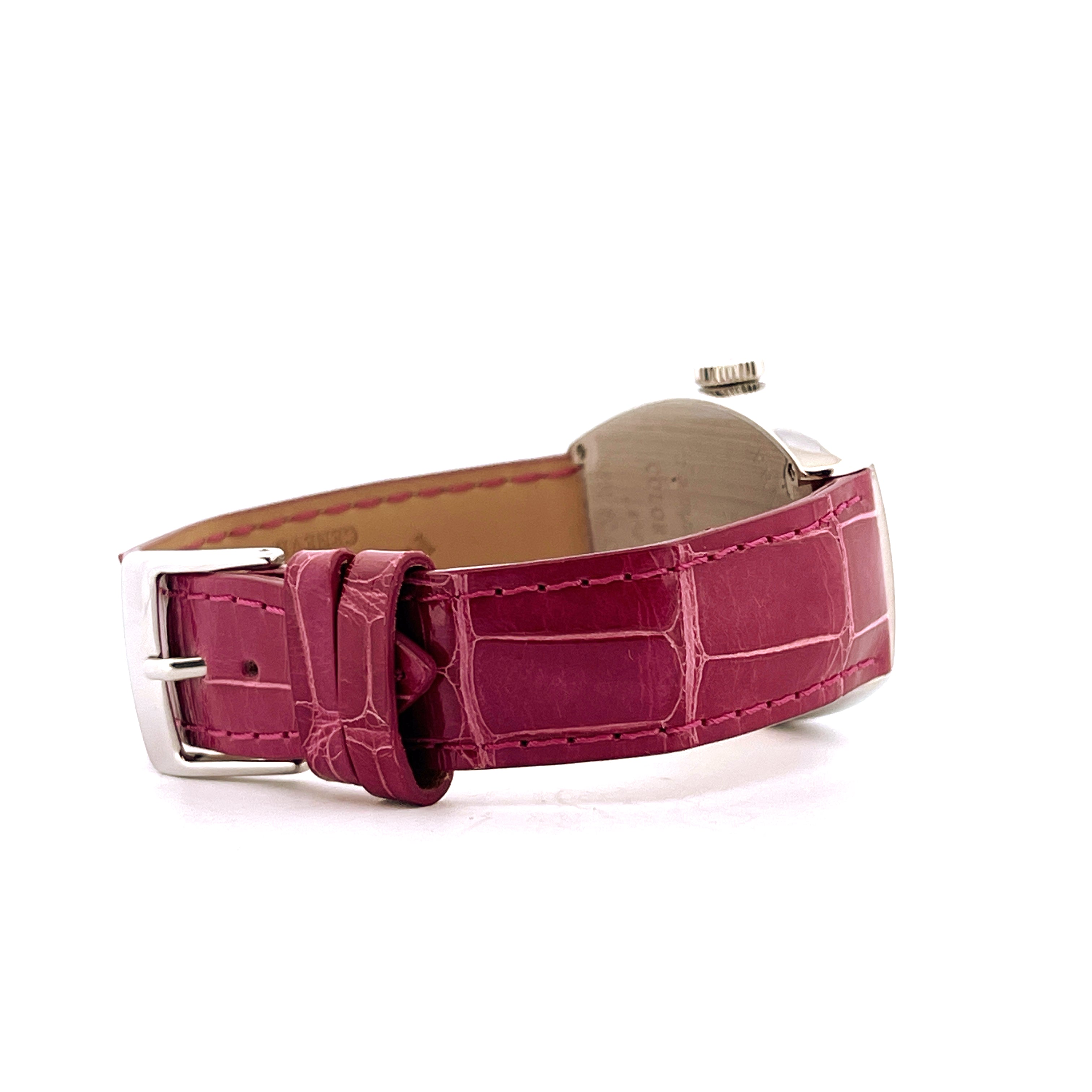 Seitenansicht eines Franck Muller Cintree Curvex Color of Dreams mit rosafarbenem Krokodillederarmband und Edelstahlschließe