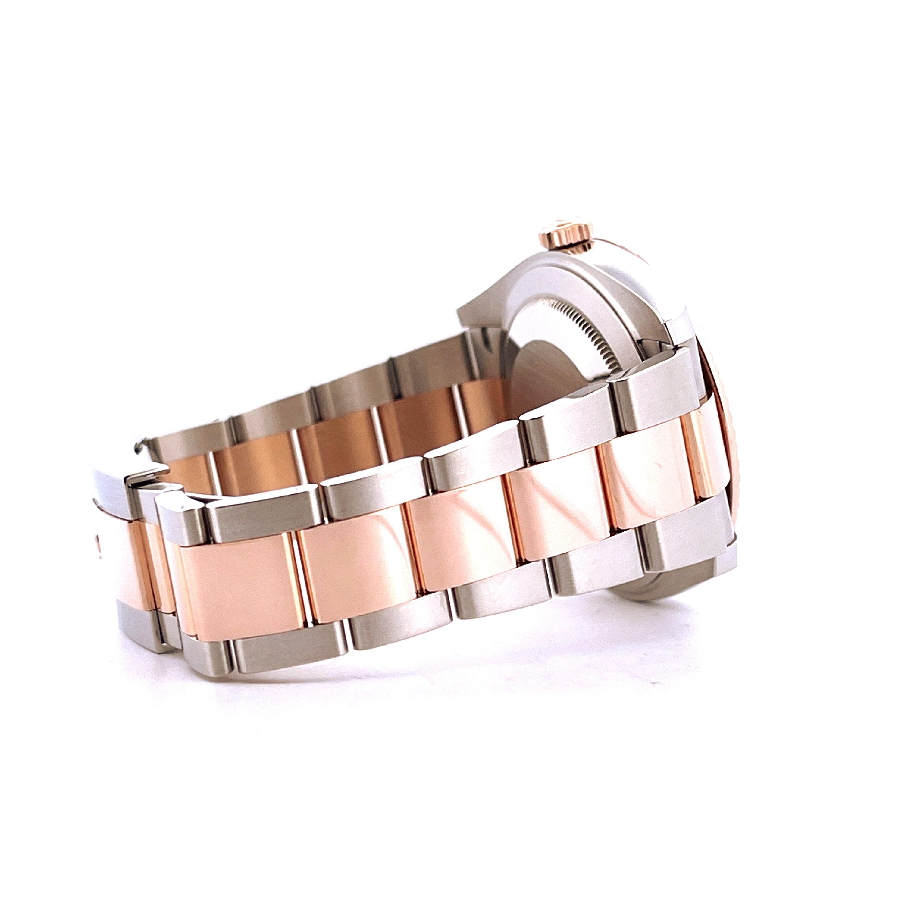 Seitenansicht einer Rolex Datejust 41 Steel&Gold mit bicolor-Armband auf weißem Hintergrund
