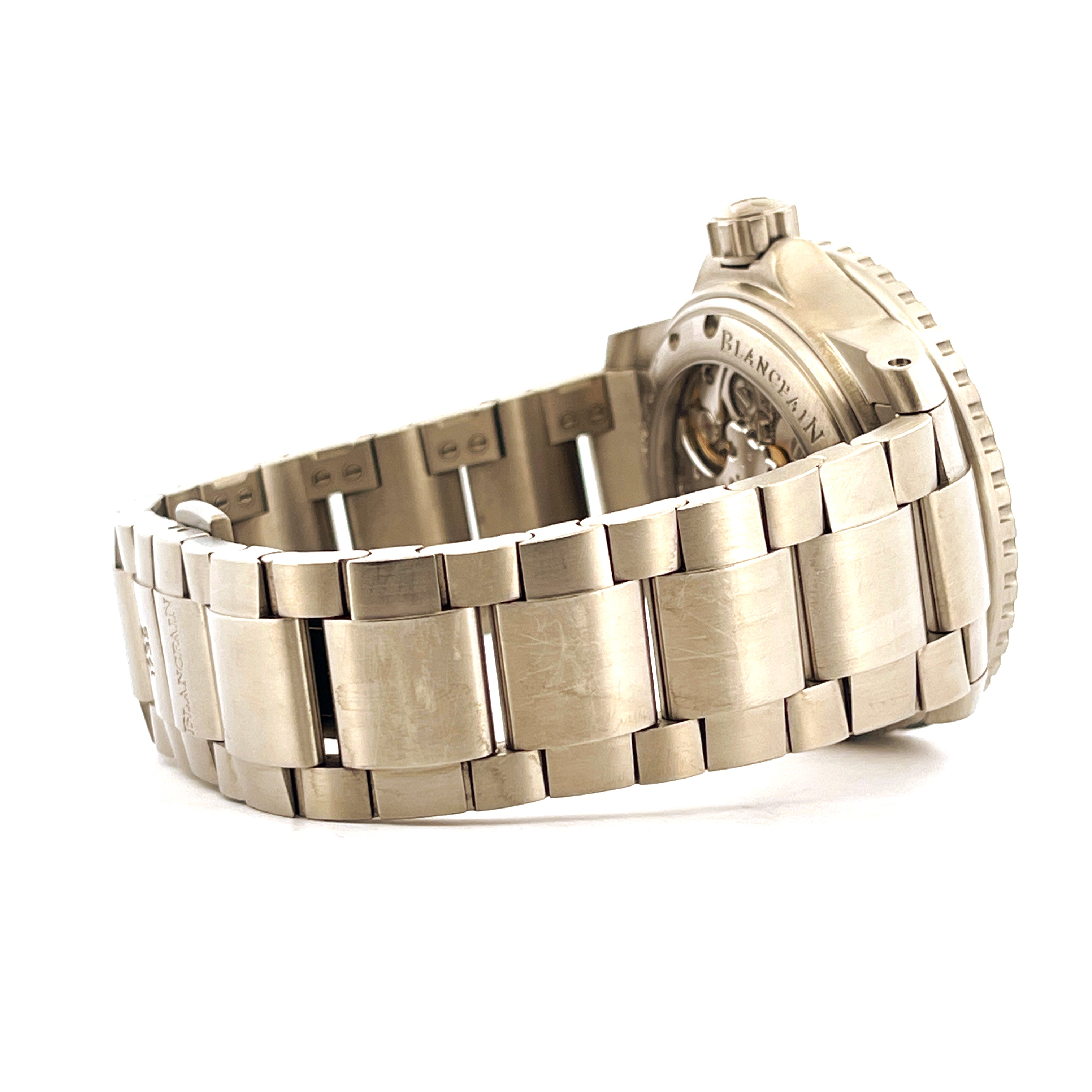 Seitenansicht einer Blancpain Fifty Fathoms Automatique 45mm aus Titan mit sichtbarem Uhrwerk und Metallarmband