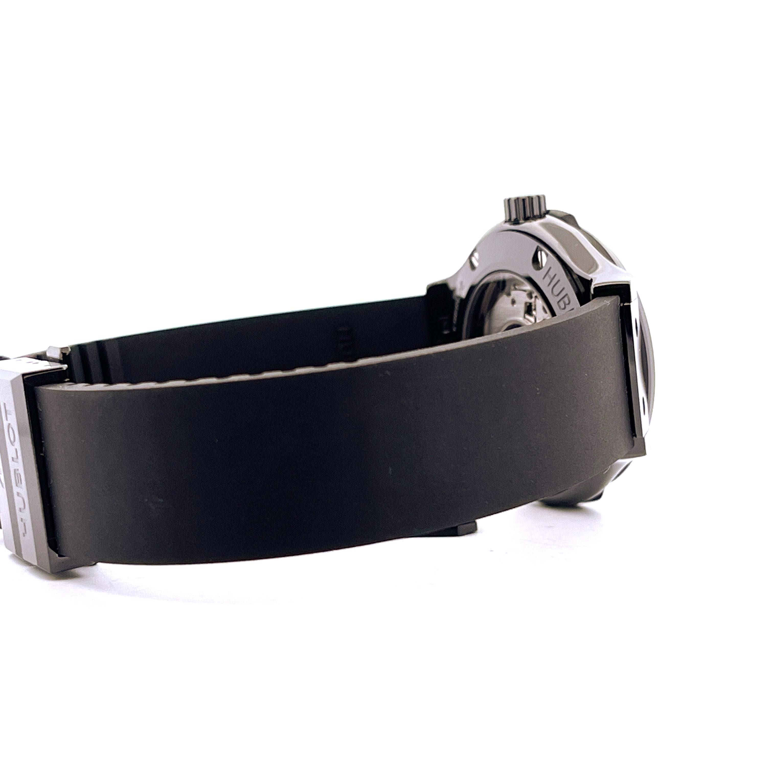 Hublot Classic Fusion Original Black Magic 38mm Keramik-Uhr in Seitenansicht mit schwarzem Kautschukband