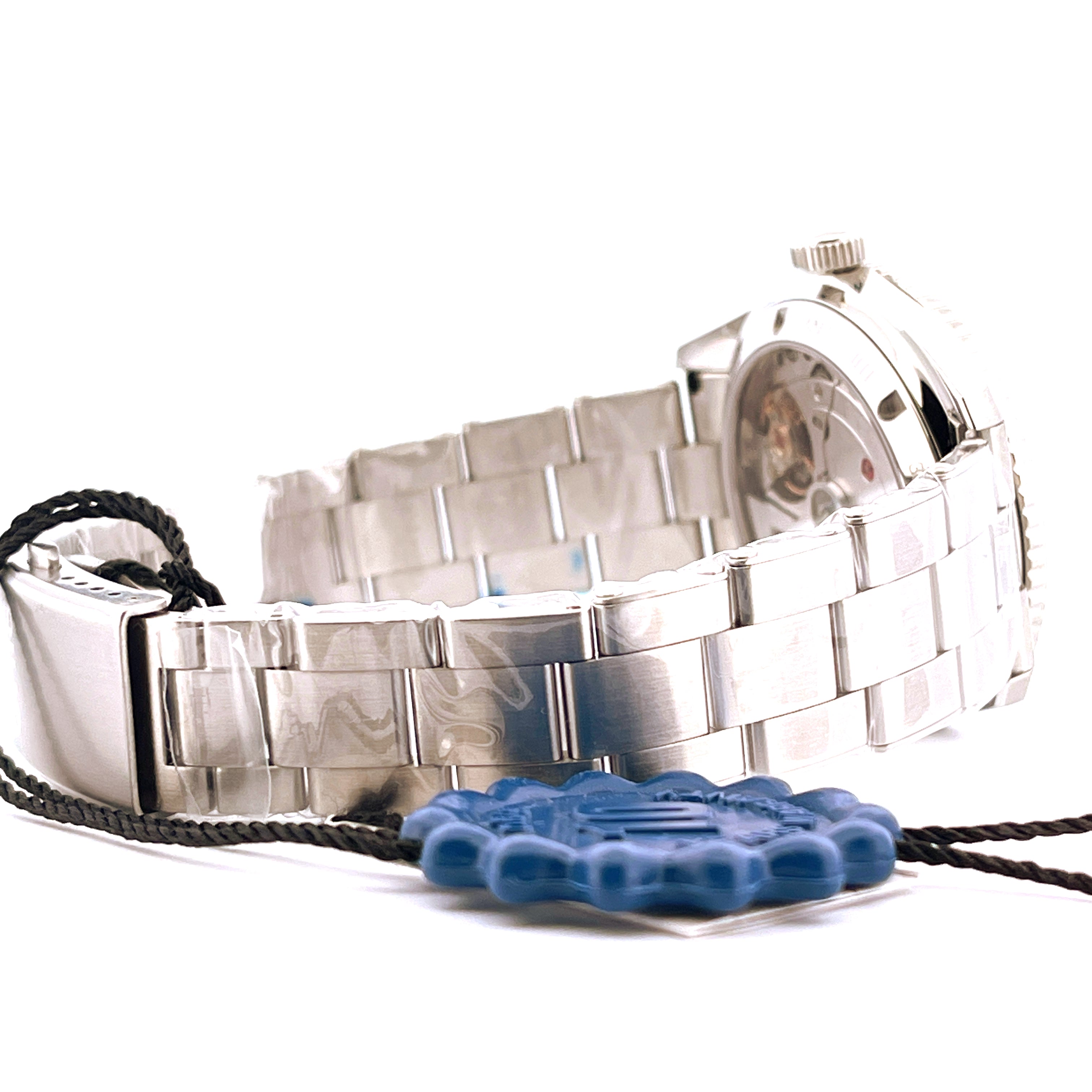 Oris Divers Sixty-five 12h Calibre 400 im Detail mit Edelstahlarmband und Sichtboden