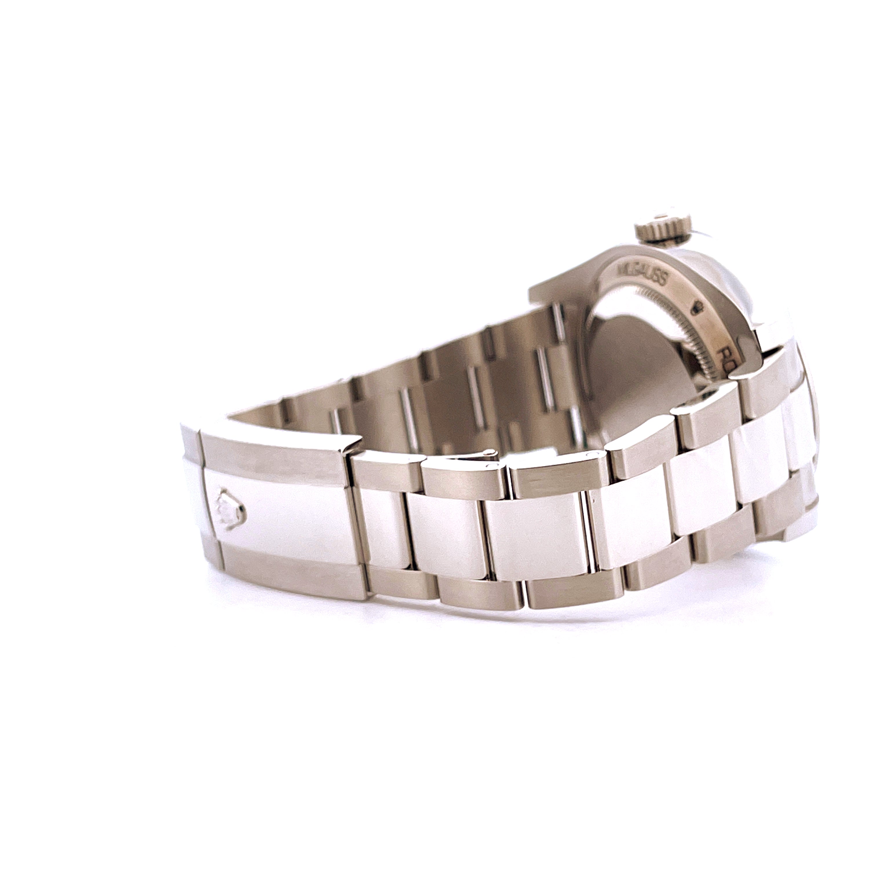 Rolex Milgauss aus Stahl im Seitenprofil auf weißem Hintergrund