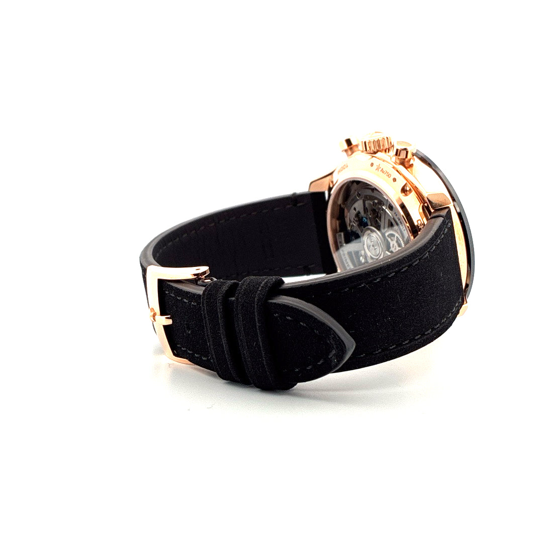 Zenith Chronomaster Sport Roségold mit schwarzem Lederarmband im Detail aus der Seitenansicht