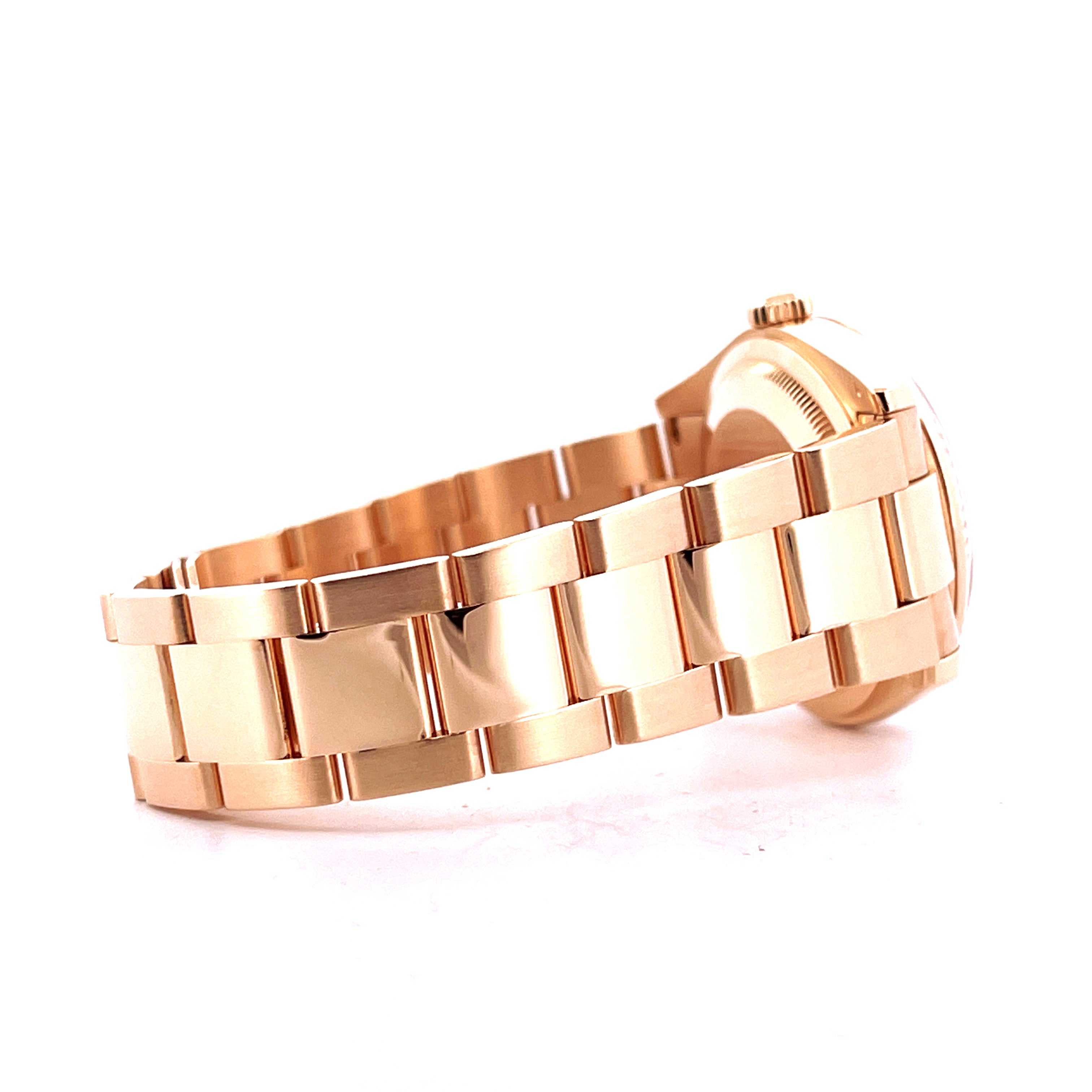 Rolex Day-Date 36 in Roségold, Seitenansicht eines polierten Armbands mit goldenen Gliedern vor weißem Hintergrund