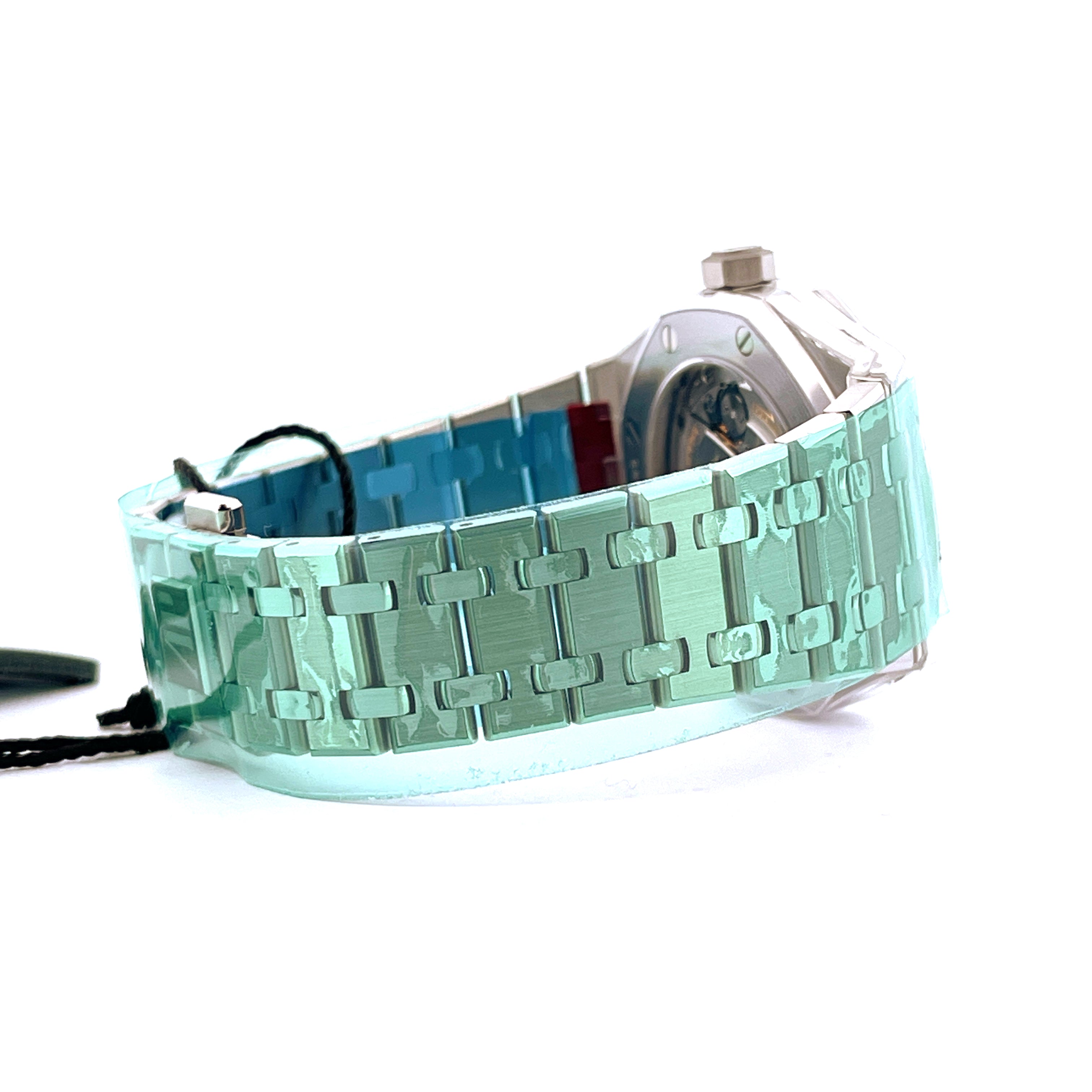 Seitenansicht einer ungetragenen Audemars Piguet Royal Oak 15450ST mit Schutzfolie am Armband