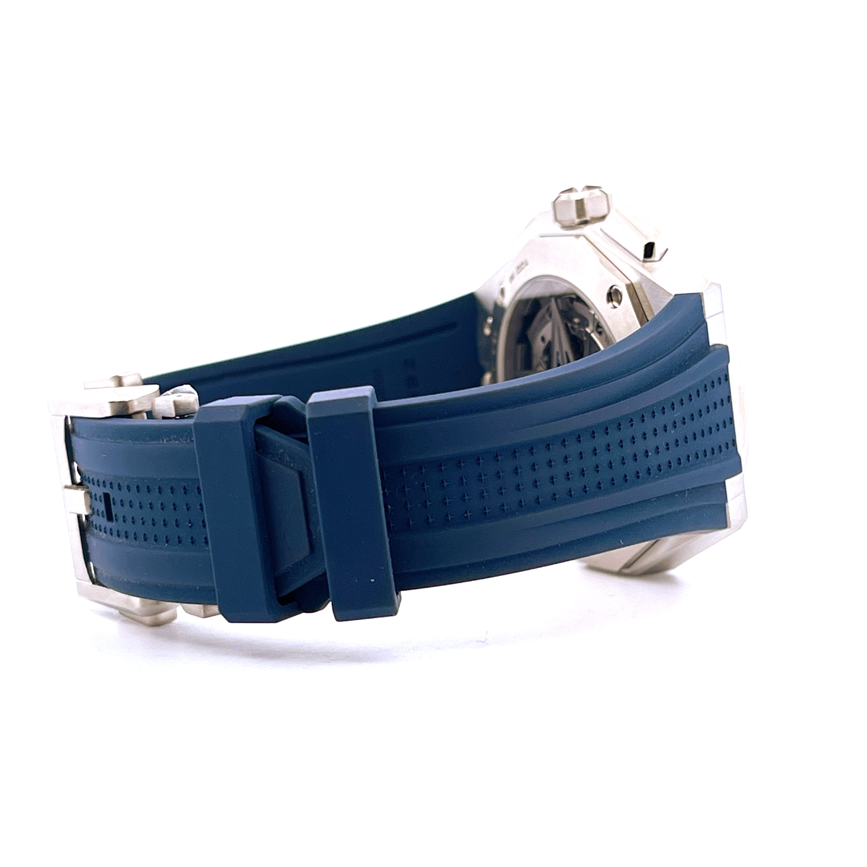 Zenith Defy Skyline Blue Seitenansicht mit blauem Kautschukarmband und Edelstahldetails auf weißem Hintergrund