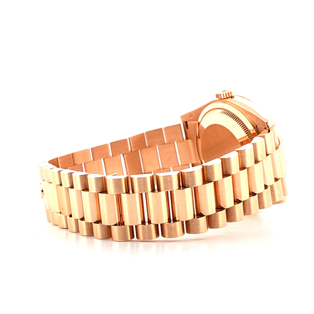 Rolex Day-Date 36 Everose mit Wave Dial, Seitenansicht des roségoldenen Armbands