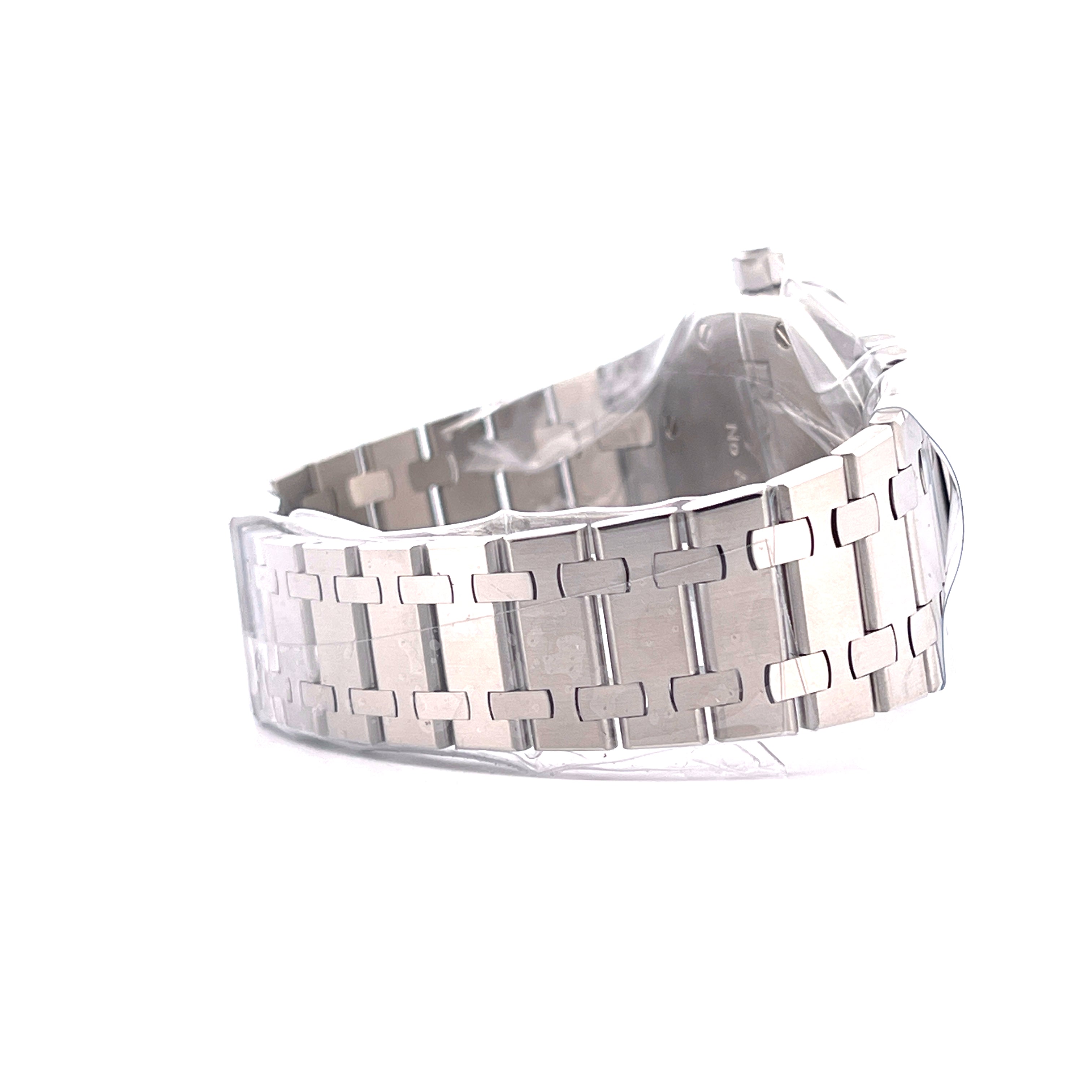 Audemars Piguet Royal Oak Jumbo 5402ST aus Edelstahl mit Schutzfolie auf weißem Hintergrund