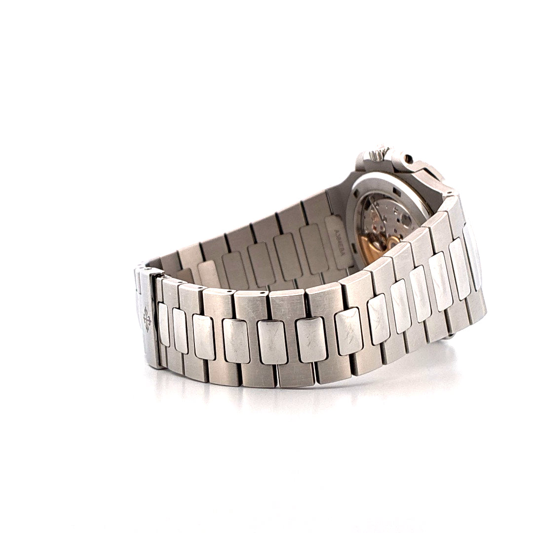 Seitenansicht einer Patek Philippe Nautilus 26-330 SC aus Edelstahl mit Sichtboden und Metallarmband auf weißem Hintergrund
