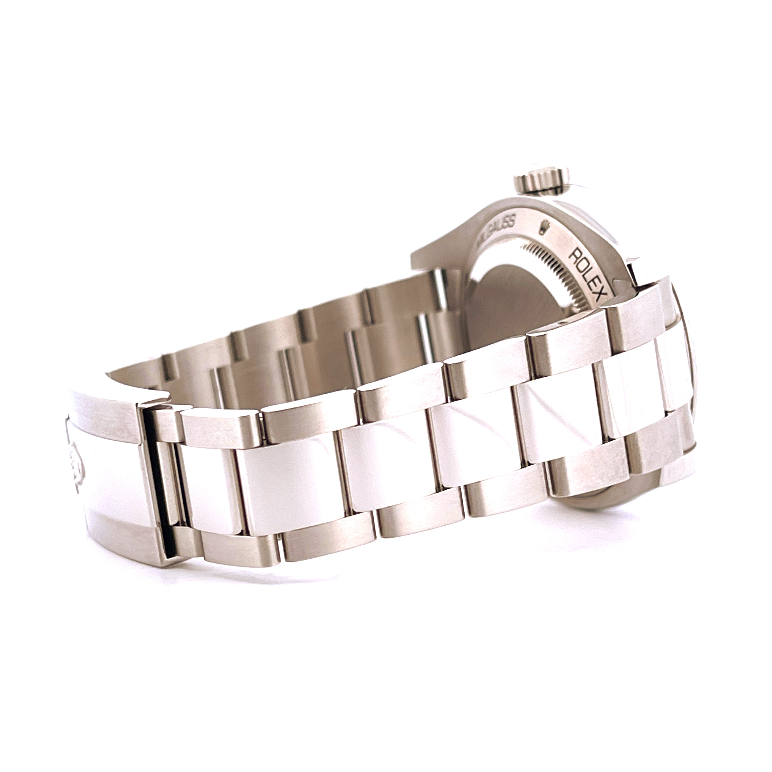 Seitenansicht einer Rolex Milgauss 116400 mit Edelstahlarmband und weißem Zifferblatt