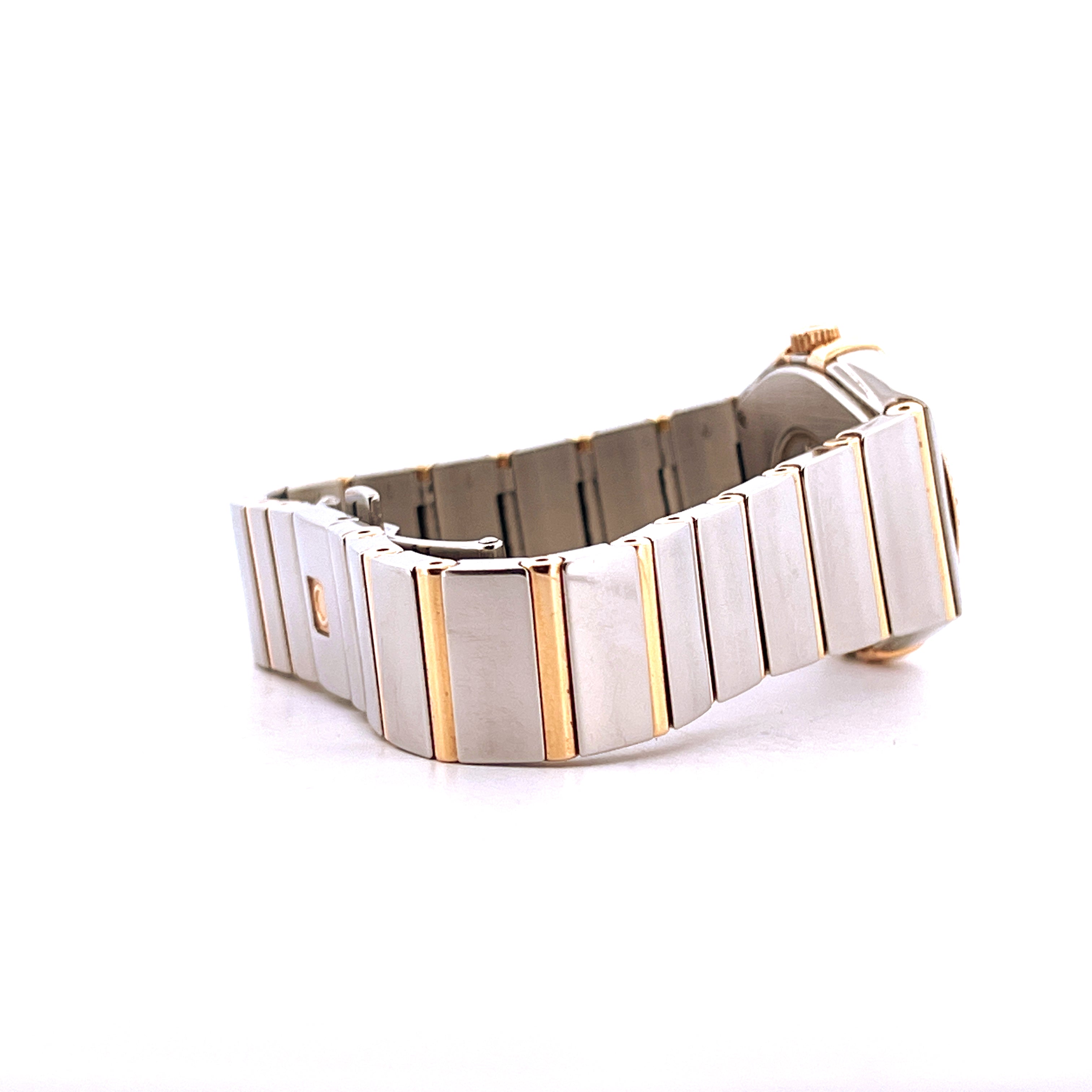 Omega Constellation Quartz 27 mm Stahl und Roségold Armbanddetail auf weißem Hintergrund
