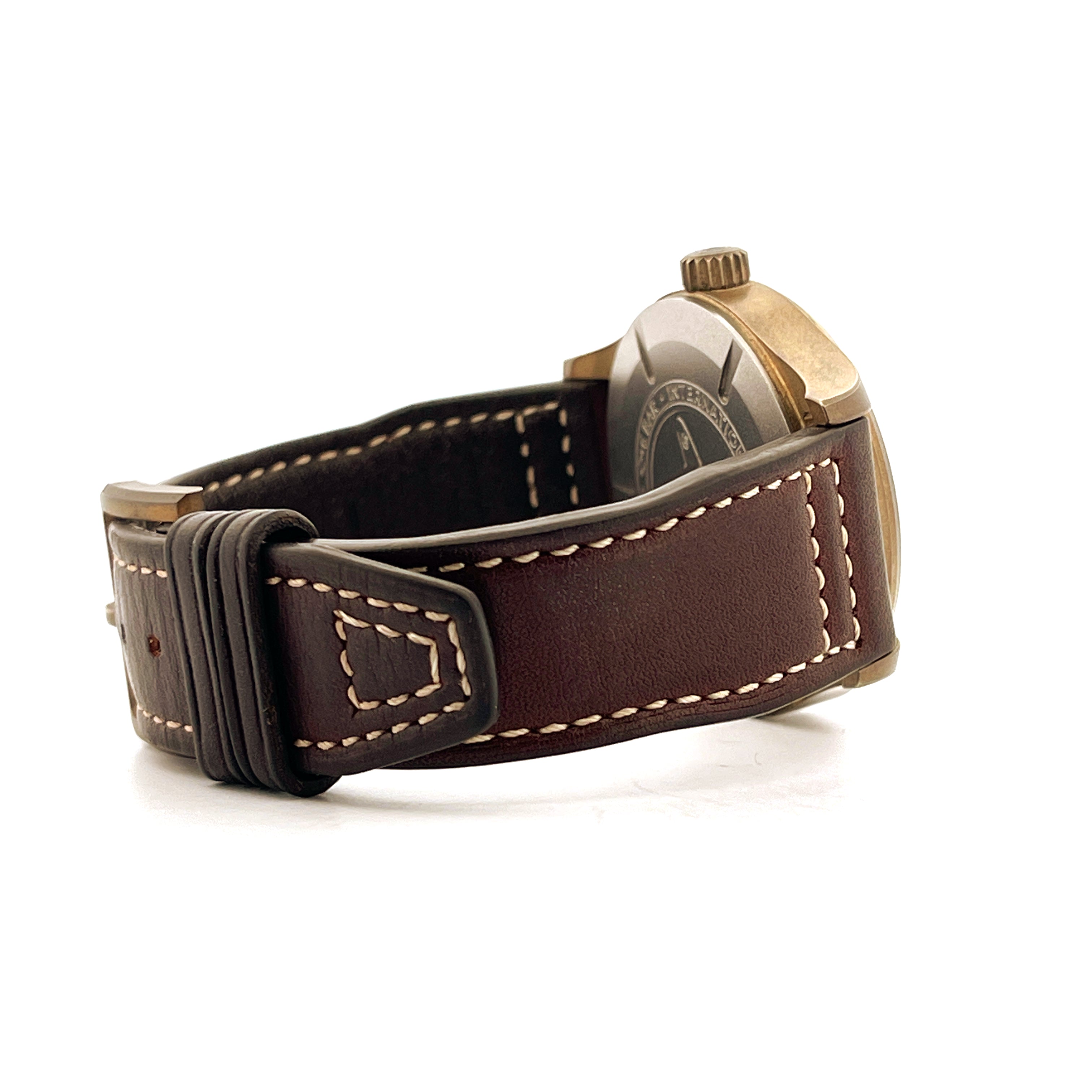 IWC Spitfire Automatic Green Bronze im Detail mit braunem Lederarmband und weißen Nähten von der Seite