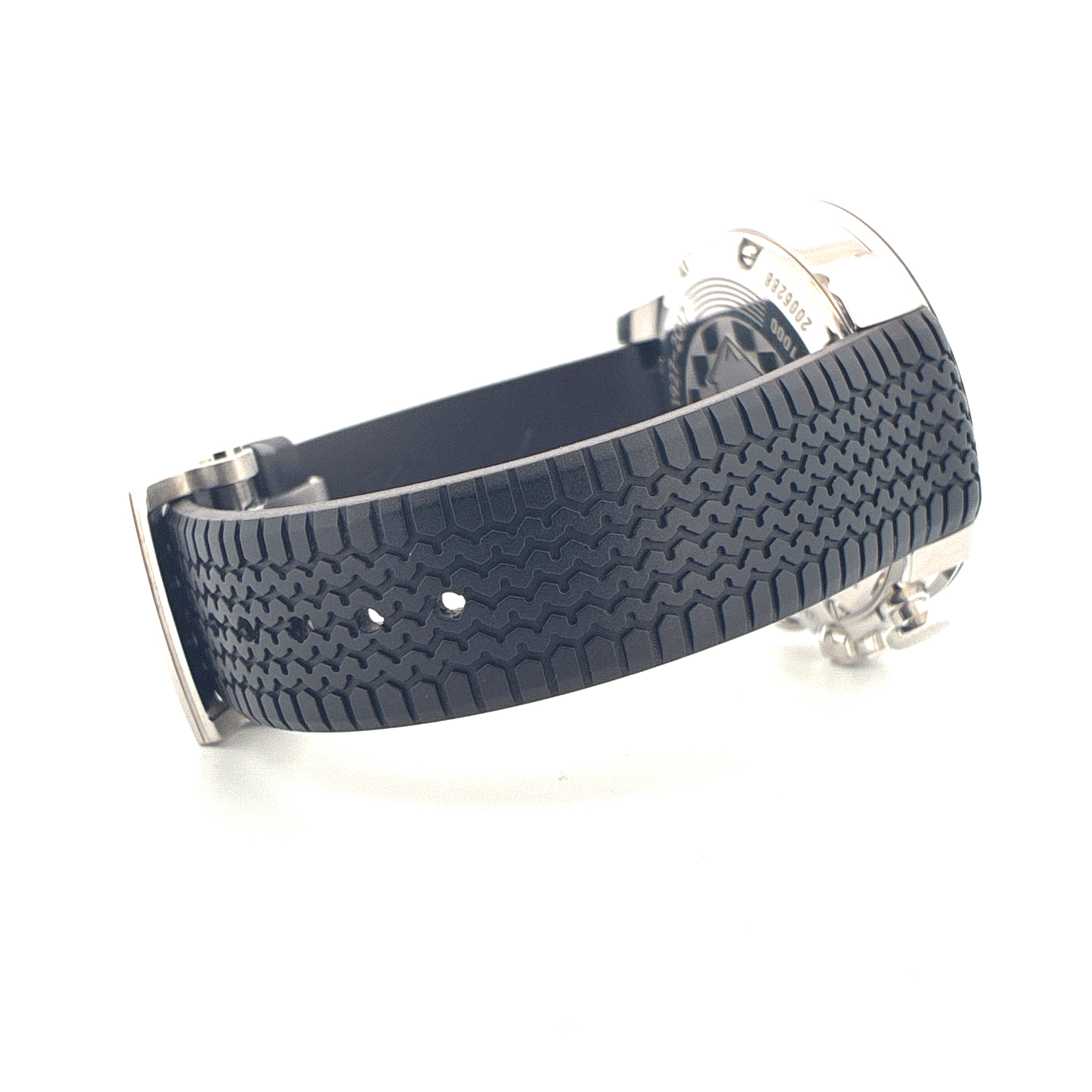 Seitenansicht eines Chopard Mille Miglia 2017 Race Armbands mit Reifenprofil auf weißem Hintergrund