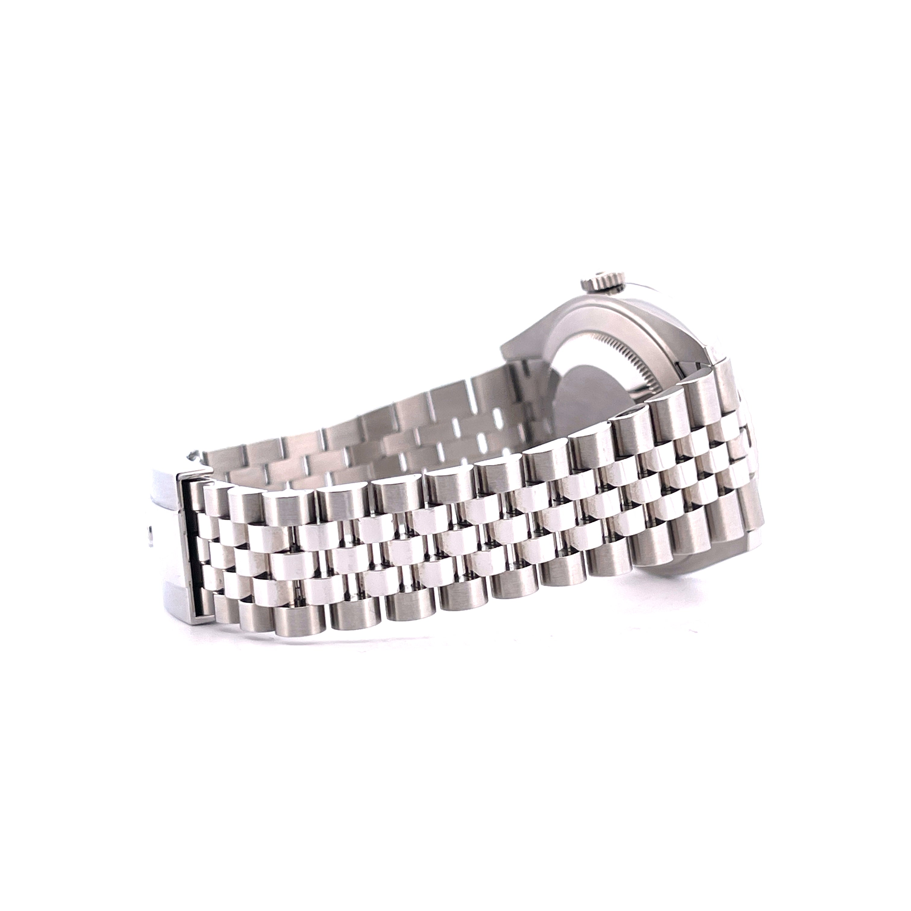 Seitenansicht einer Rolex Datejust 41 aus Stahl mit Jubilee-Armband auf weißem Hintergrund