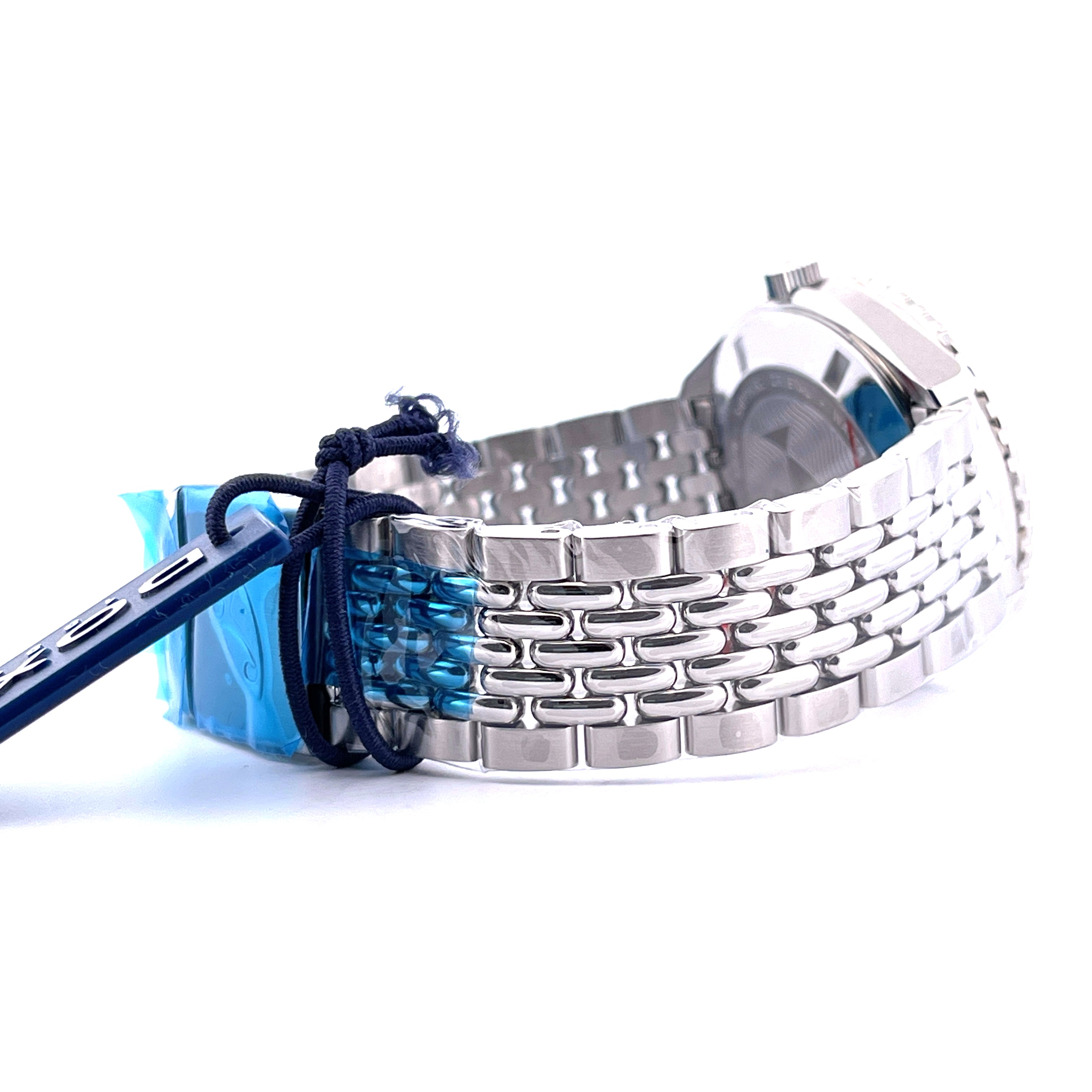 Seitenansicht einer neuen Doxa Sub 200 Caribbean Blue Uhr mit Edelstahlarmband und blauer Schutzfolie