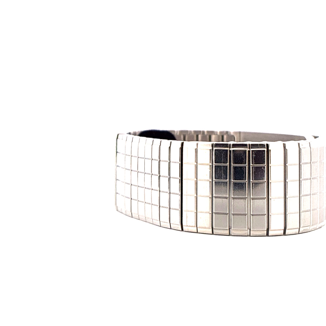 Chanel Code Coco Armband aus poliertem Edelstahl mit quadratischem Muster auf weißem Hintergrund