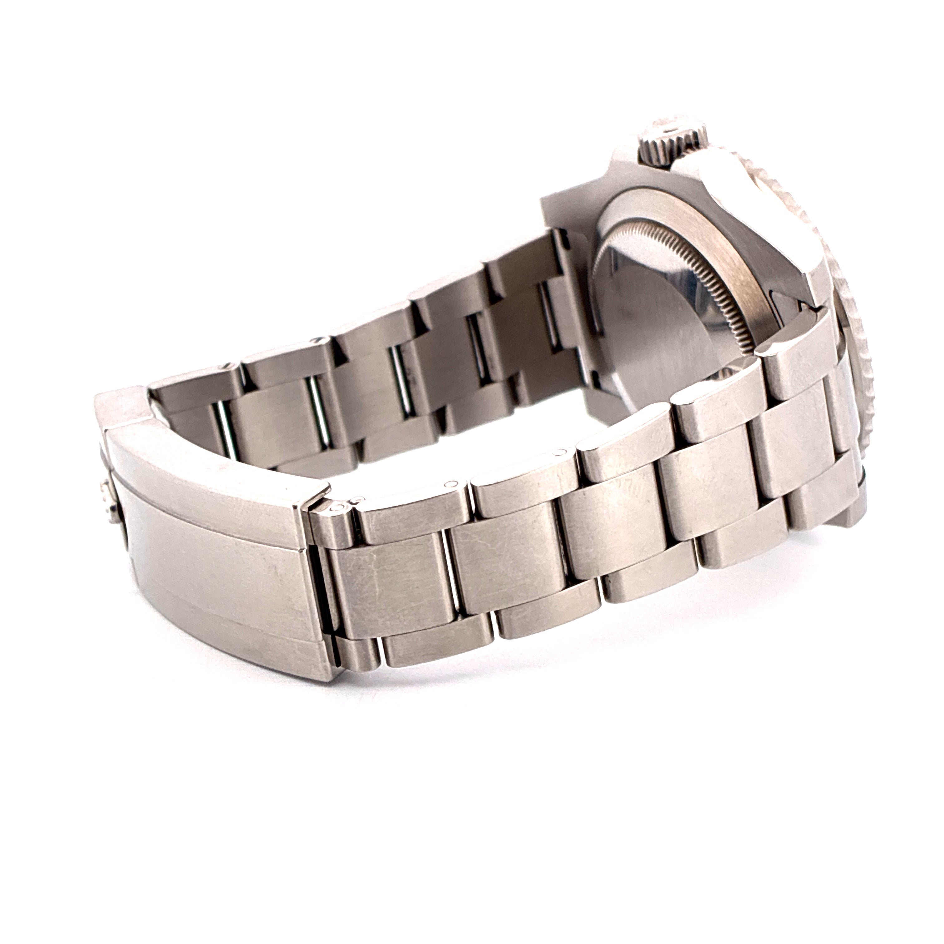 Seitenansicht einer Rolex Submariner Date aus Stahl mit Stahlarmband auf weissem Hintergrund
