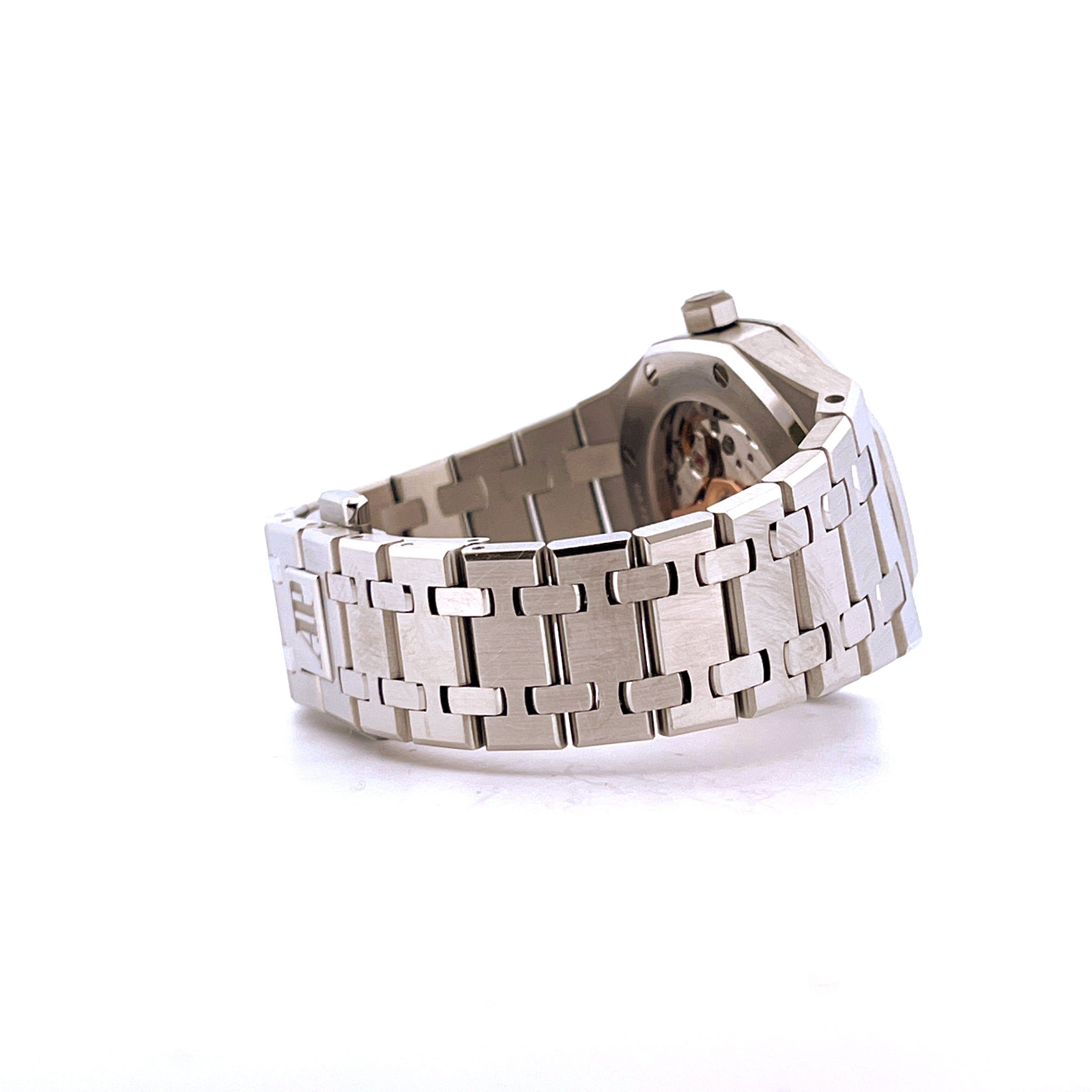 Audemars Piguet Royal Oak Selfwinding 34mm Stahlarmband mit sichtbarem Uhrwerk auf weißem Hintergrund