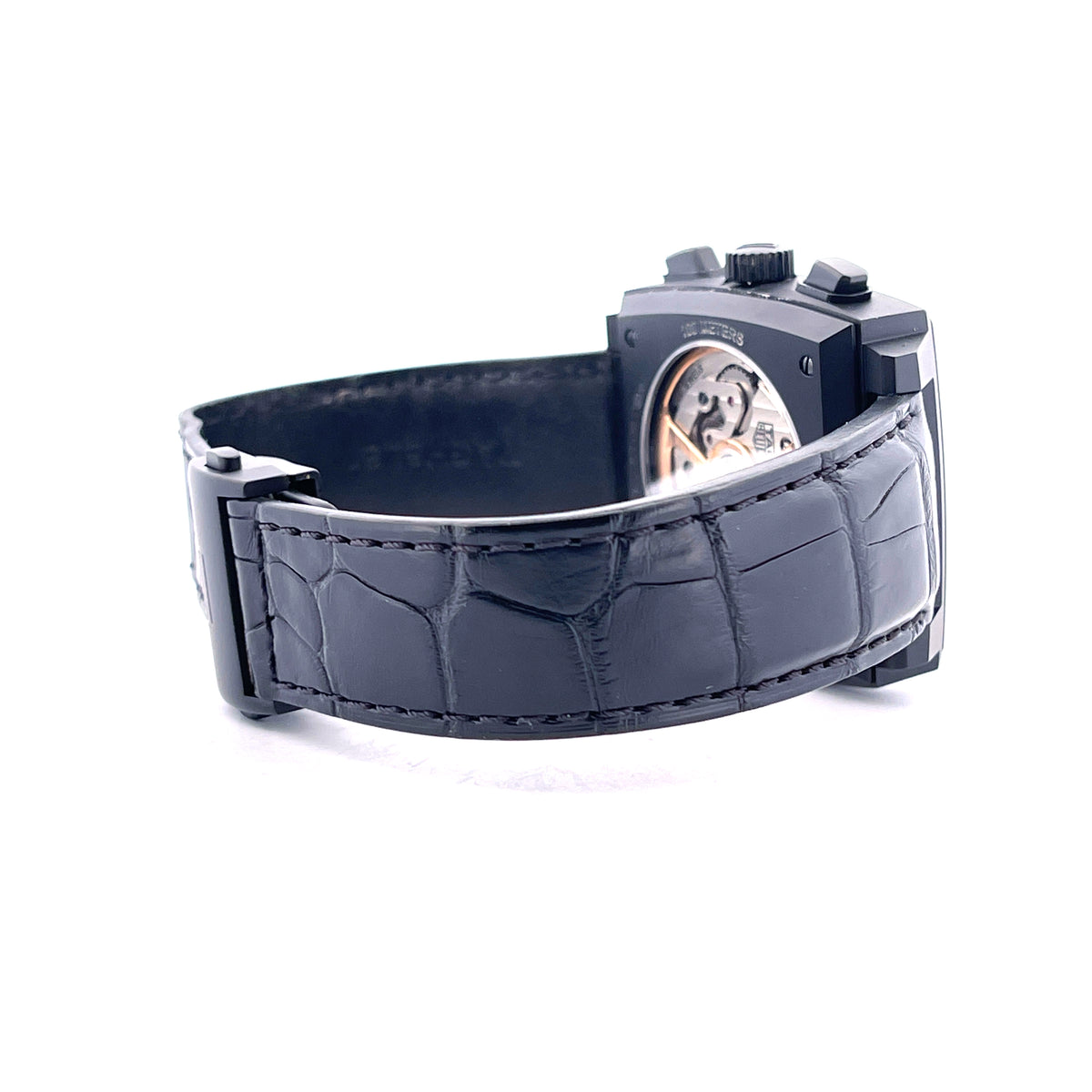 Tag Heuer Monaco "Dark Lord" Titan / Service 2026 / very good Condition / 20cm wrist size, Schrägansicht mit Gehäuseboden, Armband und Drückern vor weißem Hintergrund