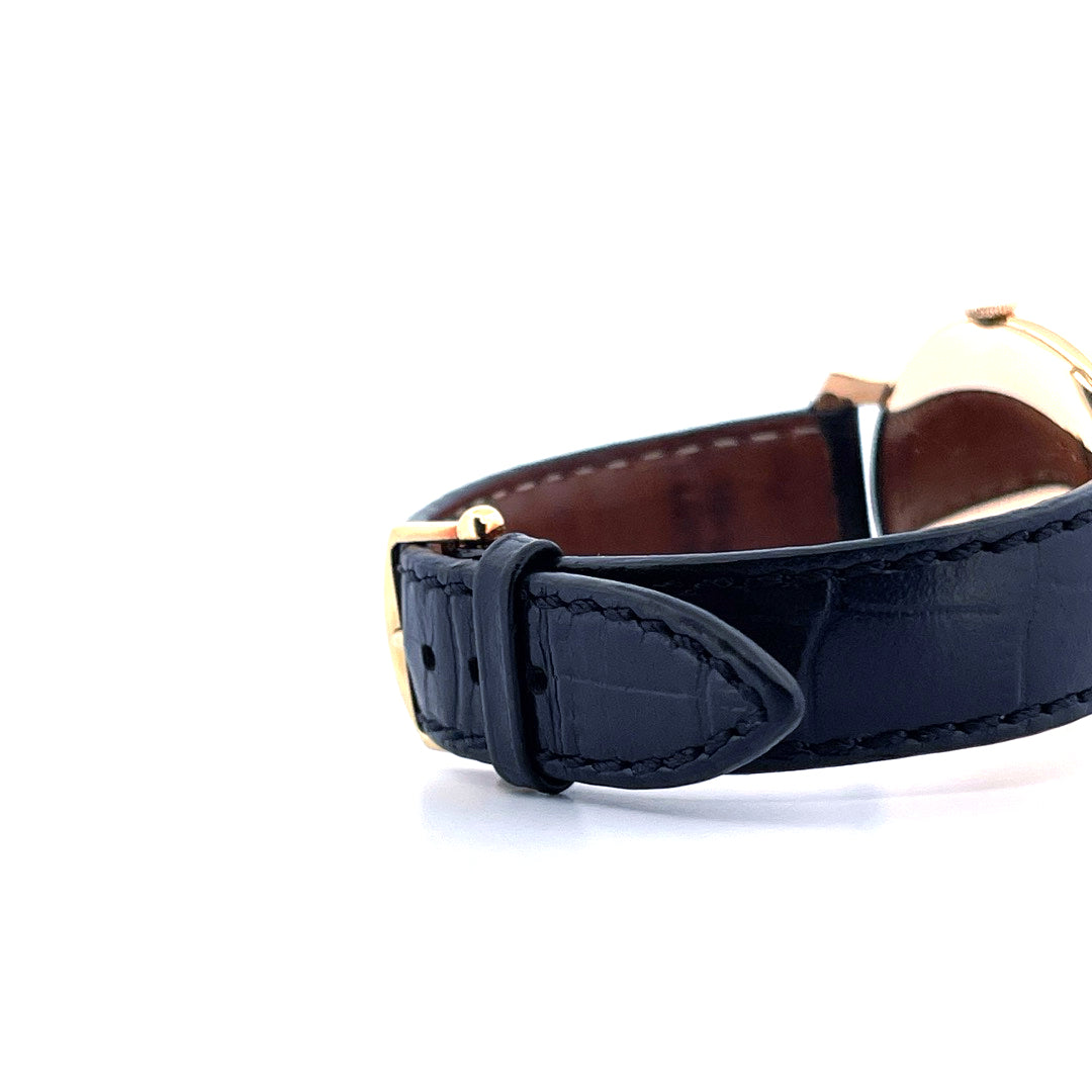 IWC Shark Fin Uhr mit schwarzem Lederarmband und goldener Schnalle Seitenansicht auf weißem Hintergrund