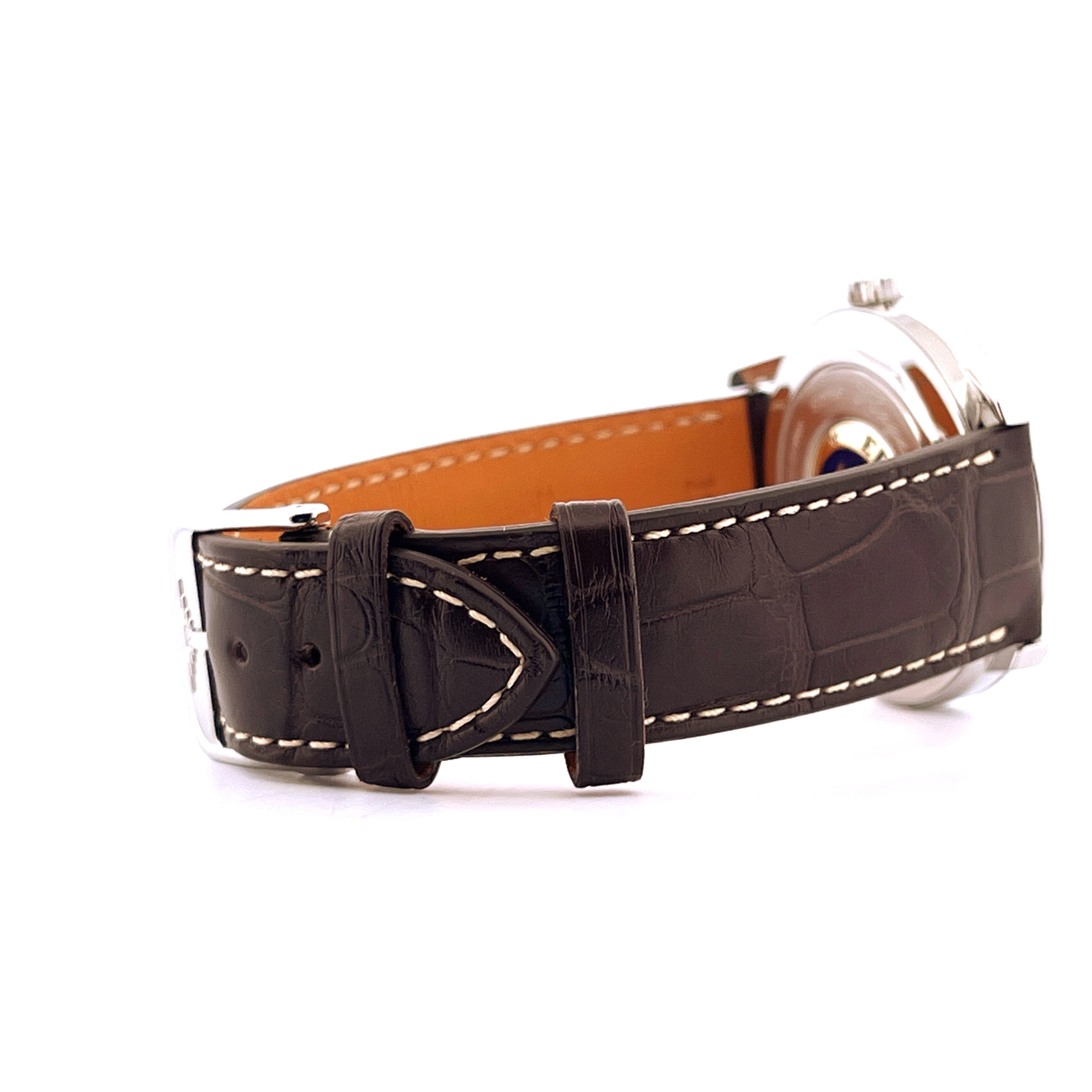 Detailansicht eines braunen Krokodillederarmbands mit weißen Nähten und silberner Schließe einer Longines Flagship Heritage
