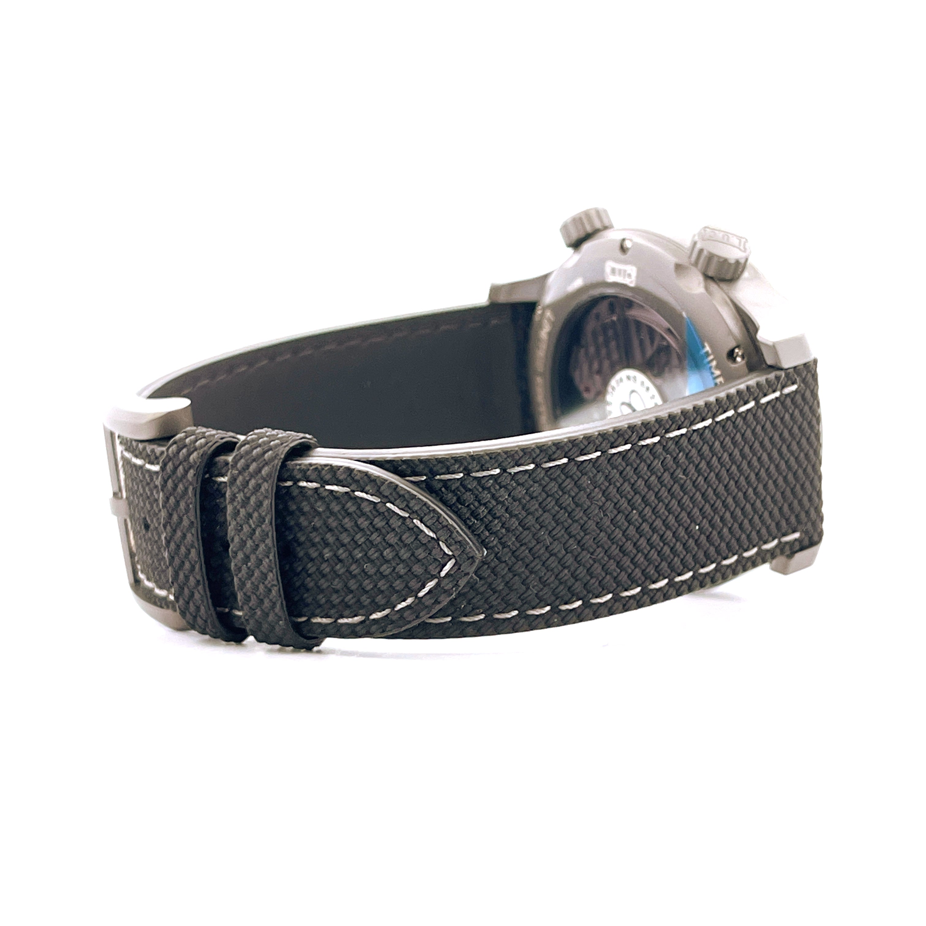 Seitenansicht eines schwarzen Chopard L.u.c Time Traveler One mit Stoffarmband und weißen Nähten