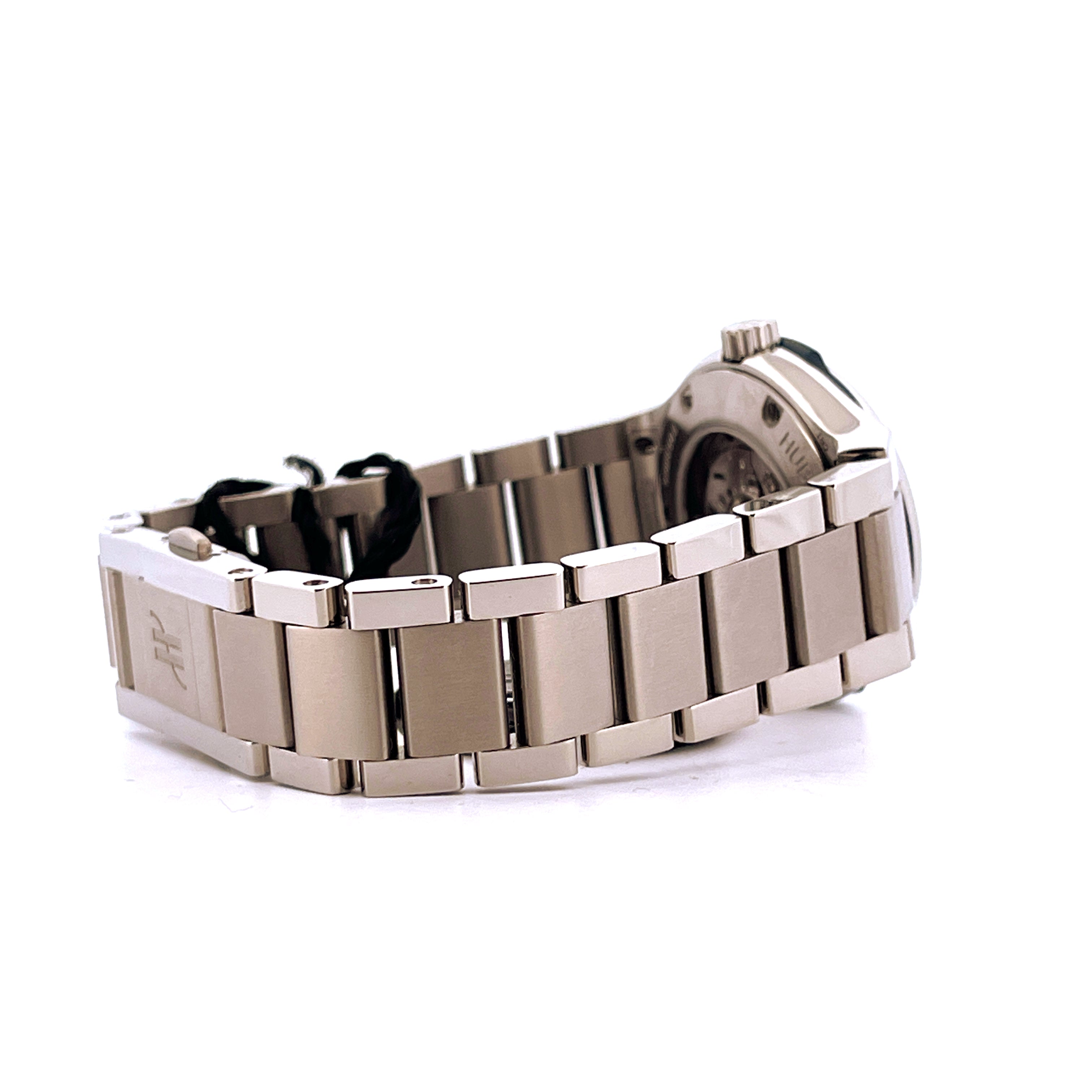 Seitenansicht einer Hublot Classic Fusion 33mm Automatik Titan Uhr mit ihrem Metallarmband
