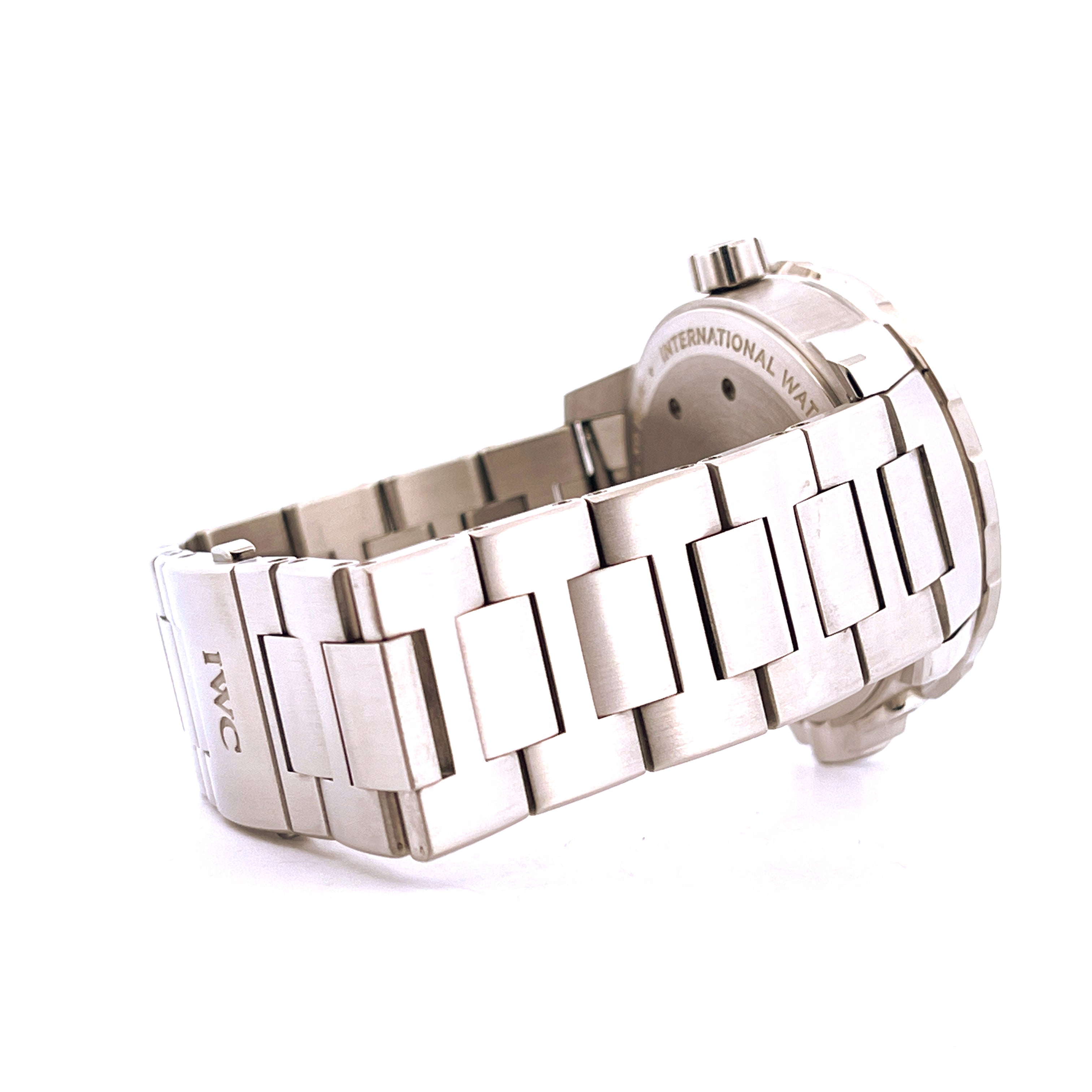 IWC Aquatimer Automatic Edelstahl-Uhr im Seitenprofil mit sichtbarem Armbanddetail auf weißem Hintergrund