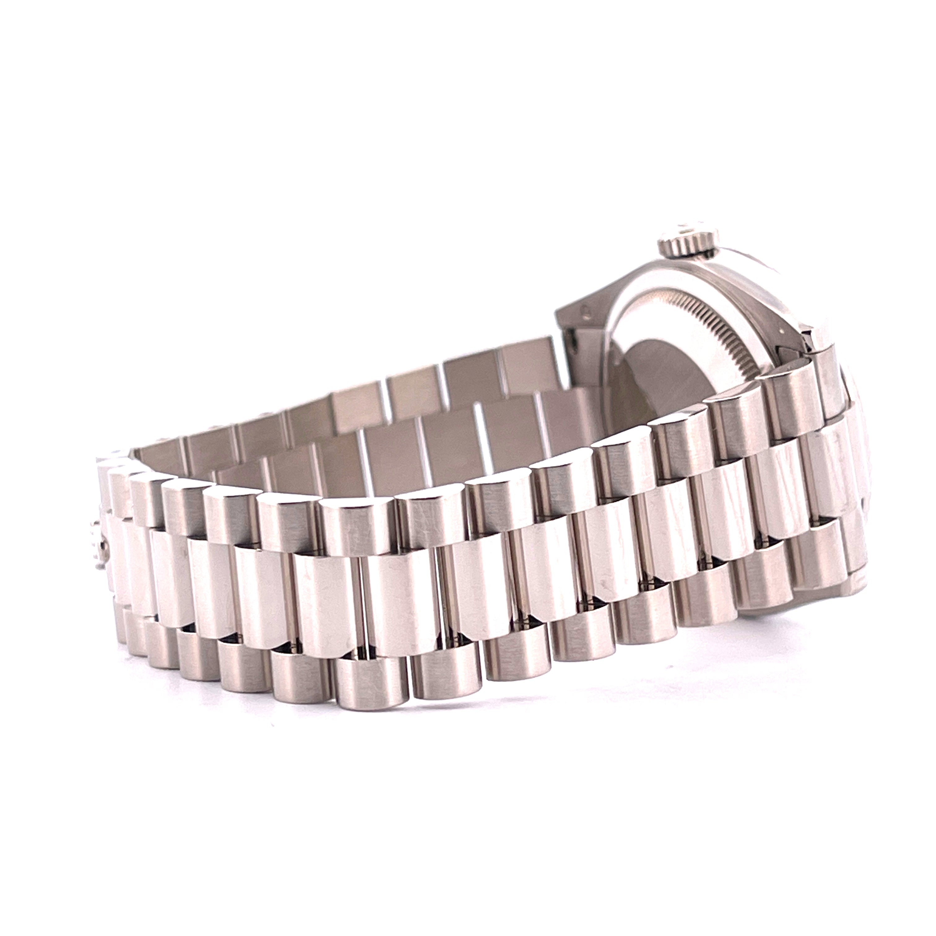 Seitenansicht einer Rolex Day-Date 36 mit Präsidentenarmband aus Weißgold