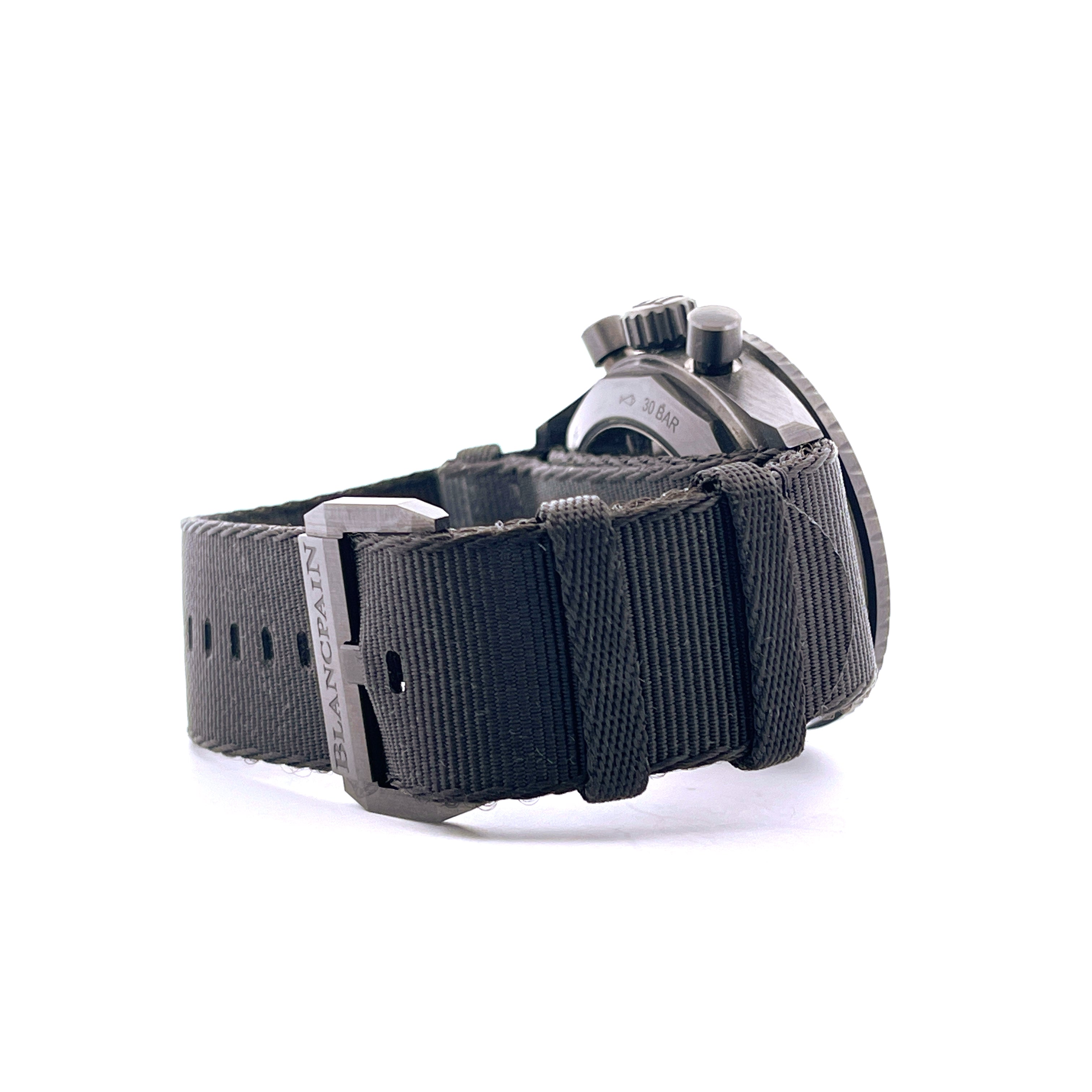 Seitenansicht einer Blancpain Fifty Fathoms Bathyscaphe Flyback Ceramic mit schwarzem Textilband und silberner Schließe