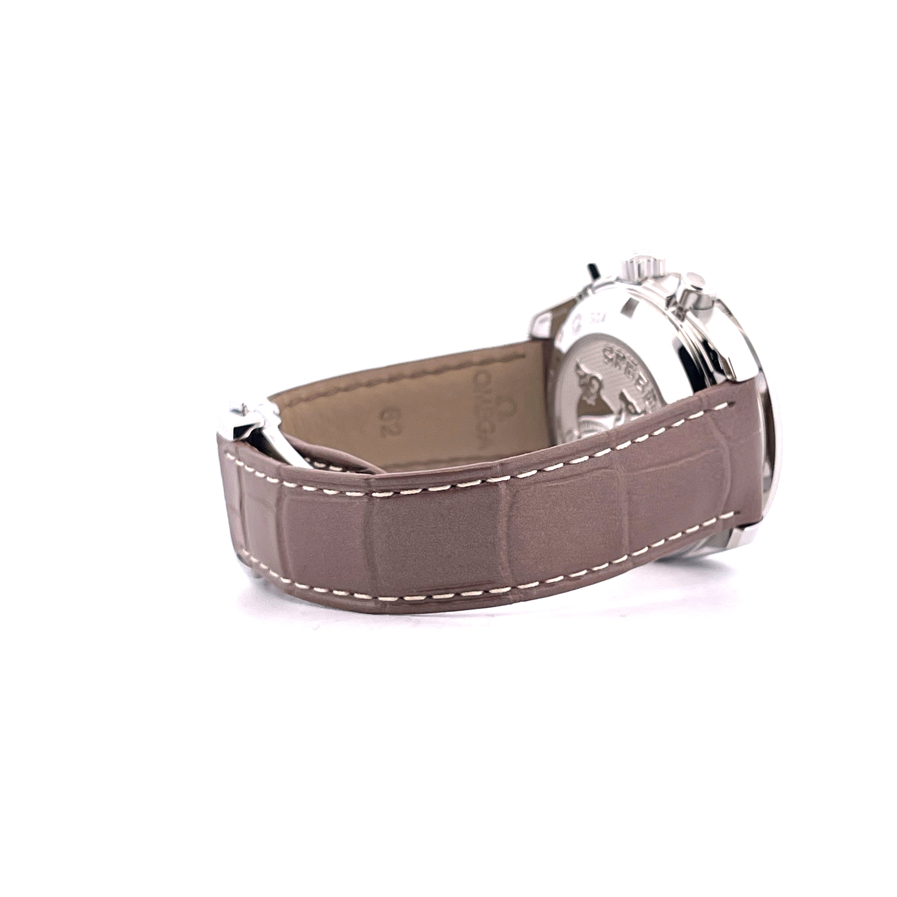 Omega Speedmaster Lady 38 Co-Axial Chronograph mit braunem Lederarmband und silbernen Nähten von der Seite gesehen