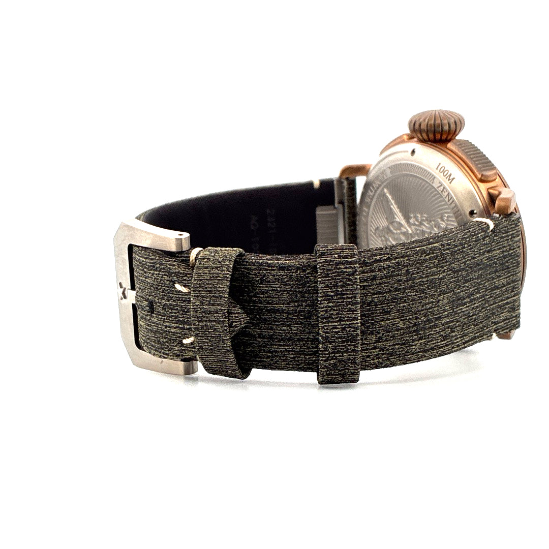 Seitenansicht einer Zenith Pilot Type 20 Chronograph Adventure mit grünem Textilarmband und bronzenem Gehäuse