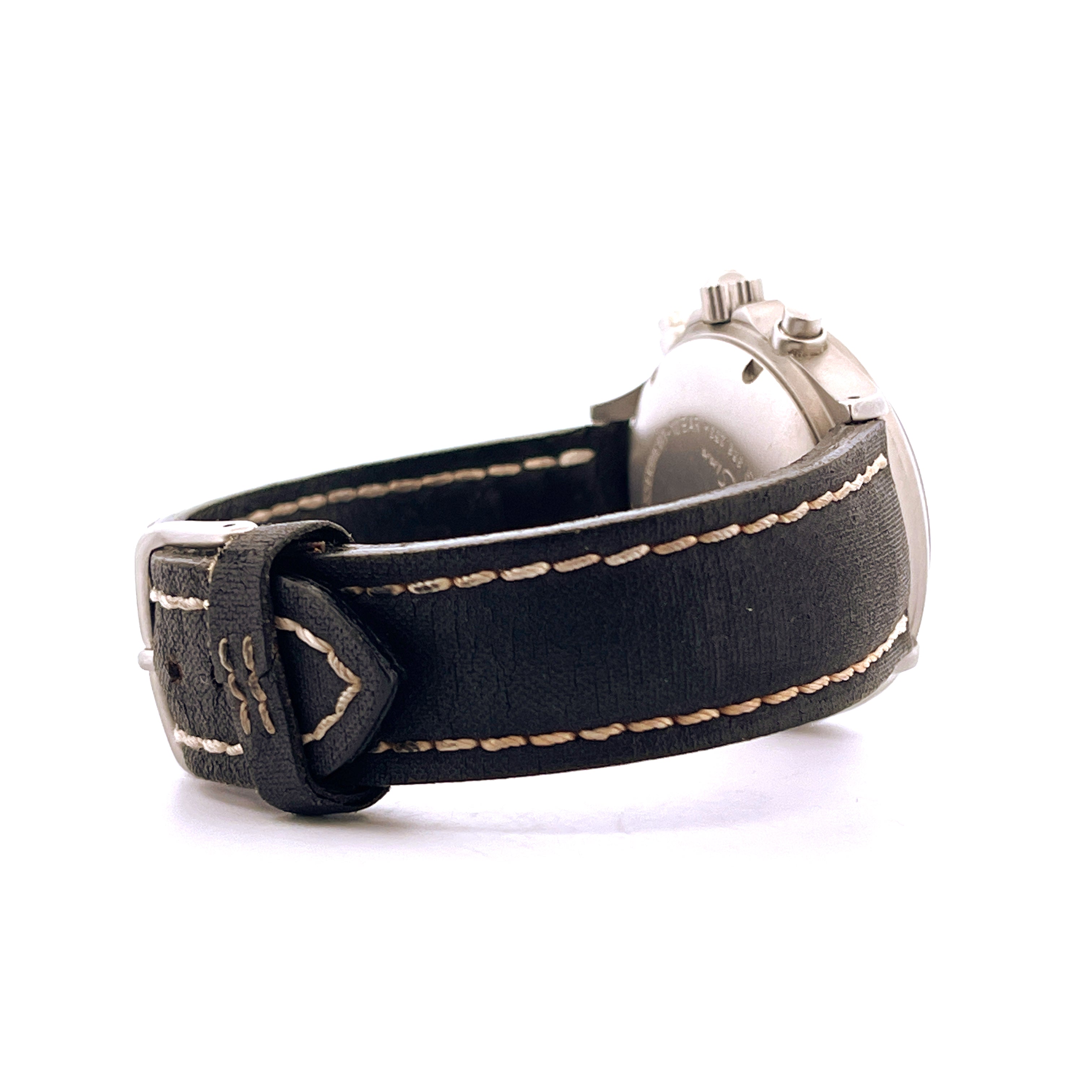 Sinn Flieger 356 Day Date Lederarmband im Detail, gebrauchter Zustand, weißer Hintergrund