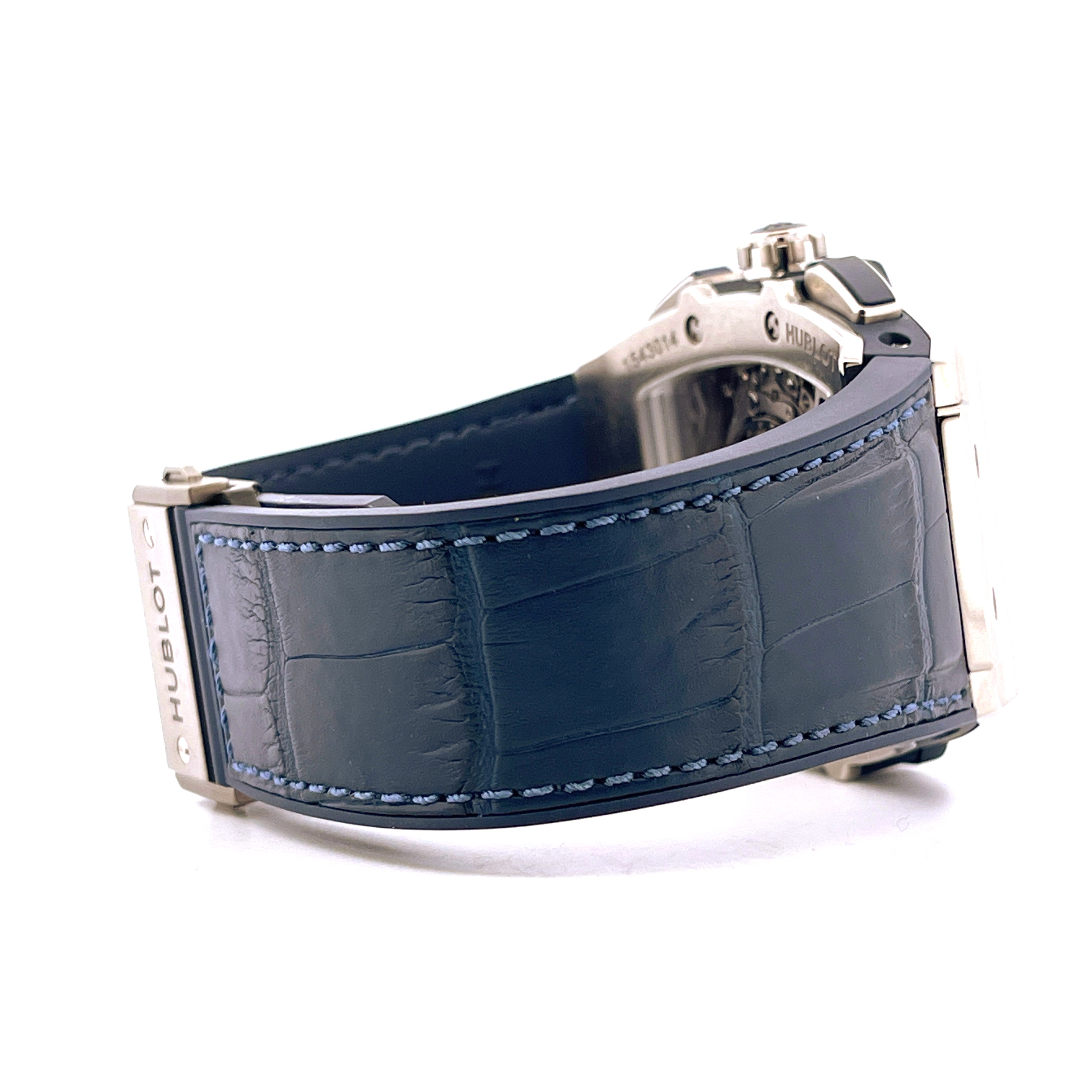 Seitenansicht des Hublot Spirit Of Big Bang Blue Titan mit blauem Krokolederarmband