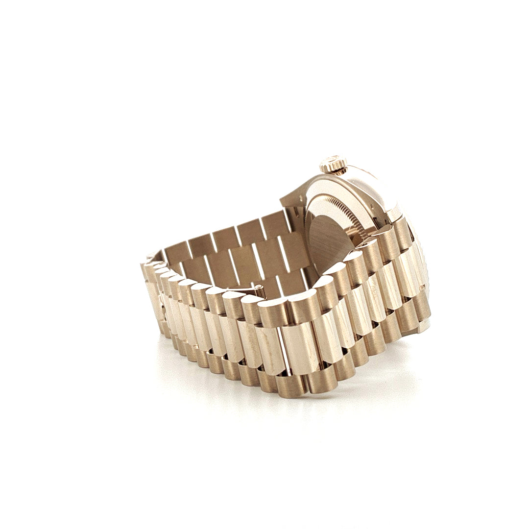 Rolex Day-Date 40 im Detail von der Seite auf weißem Hintergrund