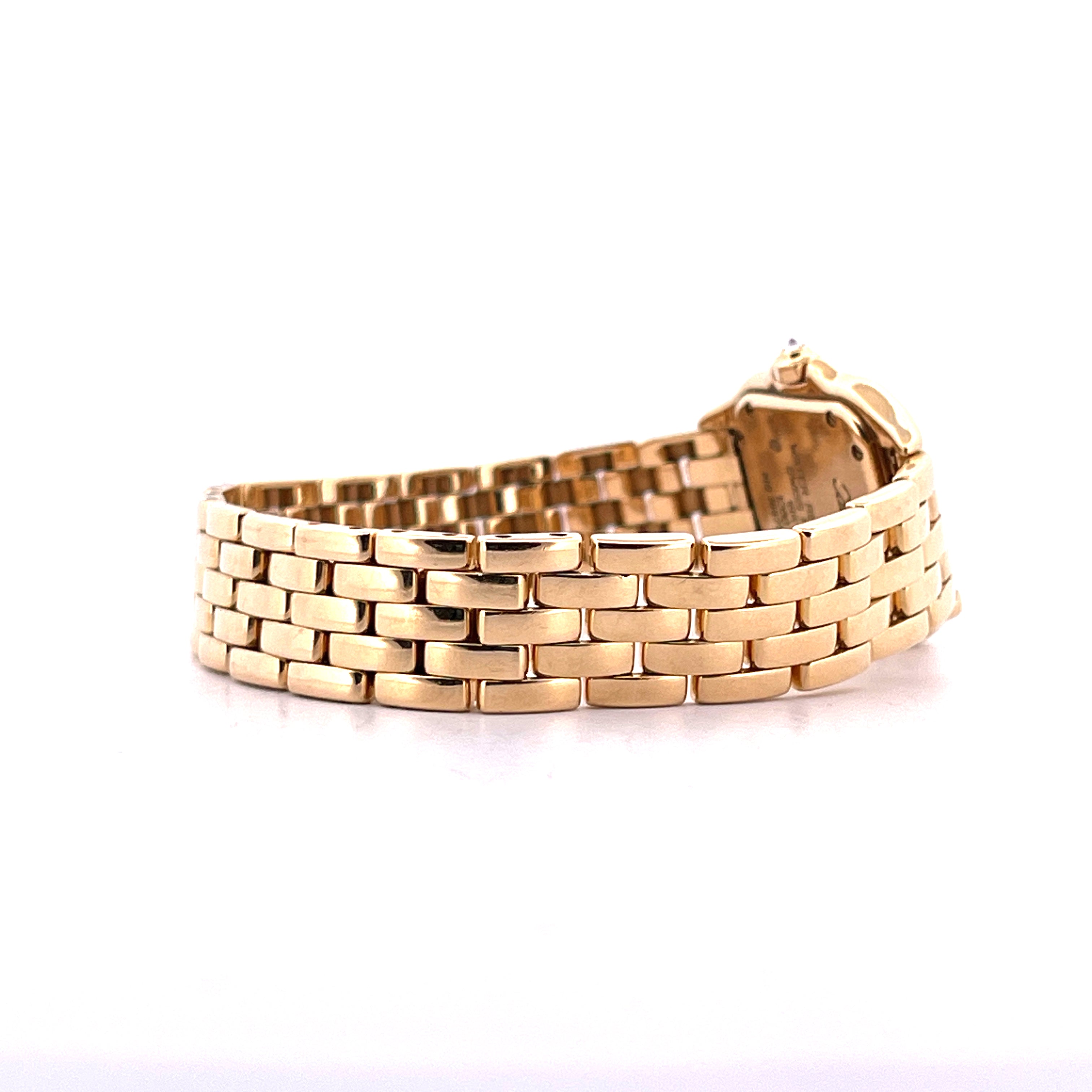 Seitenansicht einer Cartier Panthere Uhr aus Gelbgold mit Gliederarmband auf weißem Hintergrund