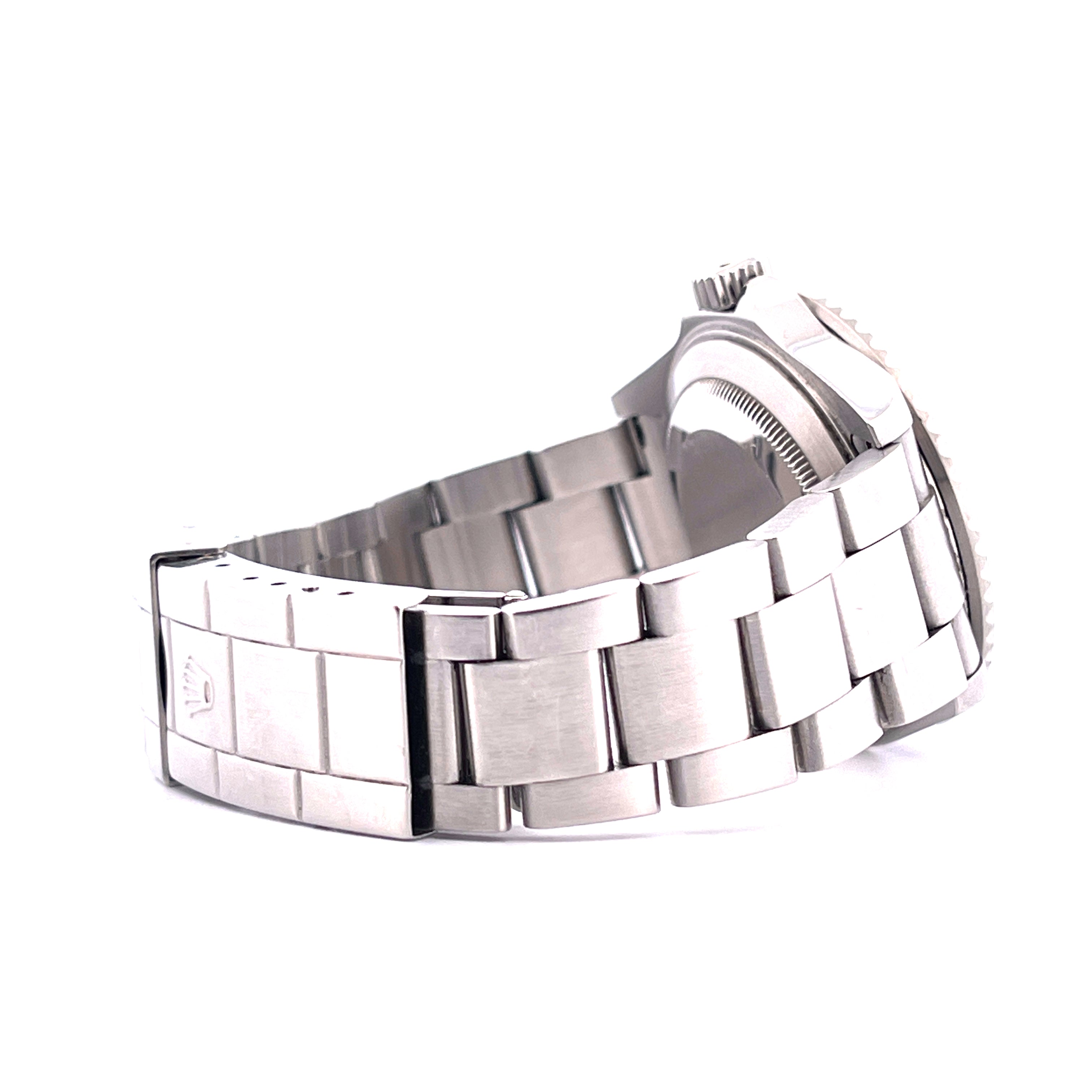 Seitenansicht einer Rolex Submariner Date 16610 aus Edelstahl mit teilweisem Armband auf weissem Hintergrund