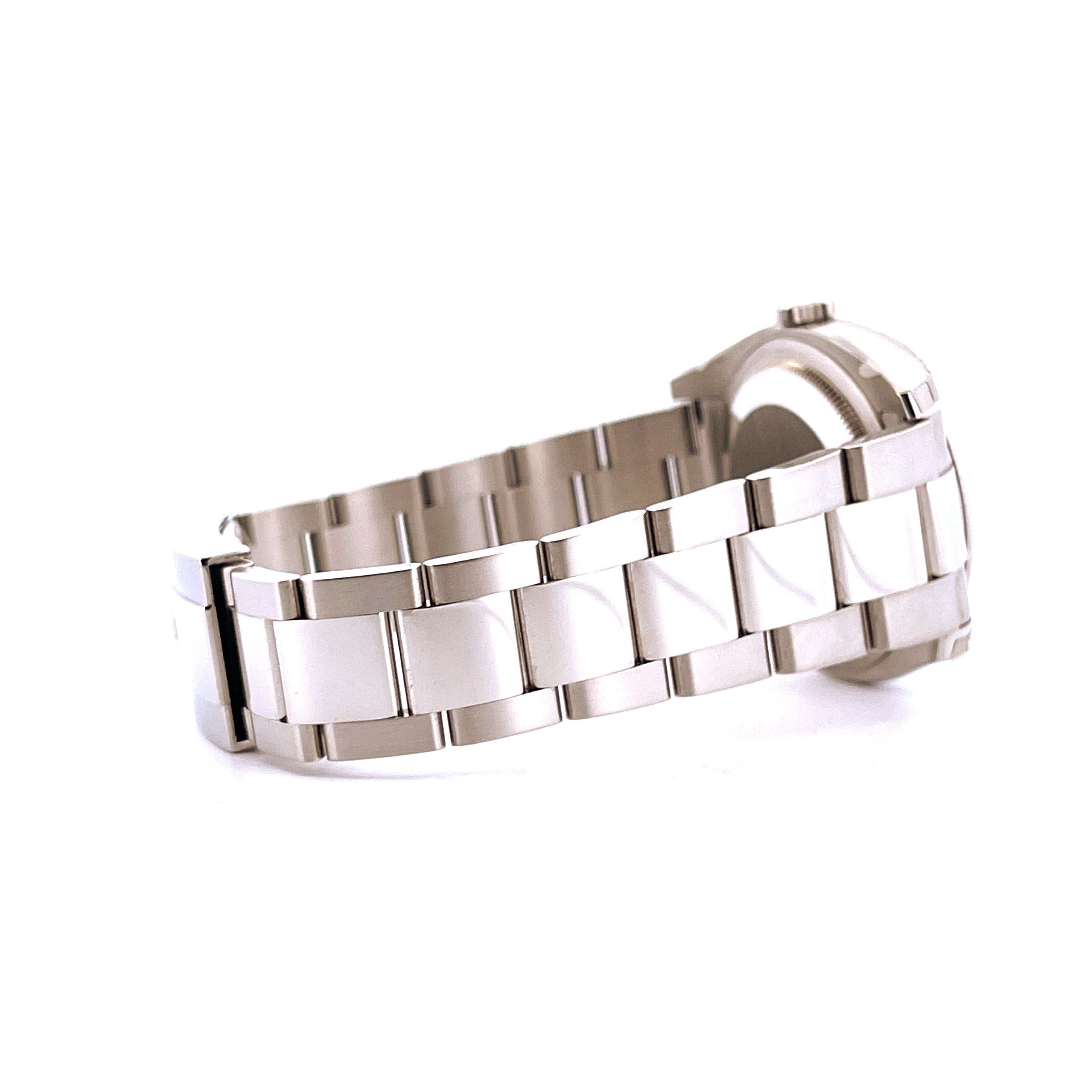 Rolex Datejust 36 concentric Black Dial 116200 aus Stahl im Detail von der Seite auf weißem Hintergrund