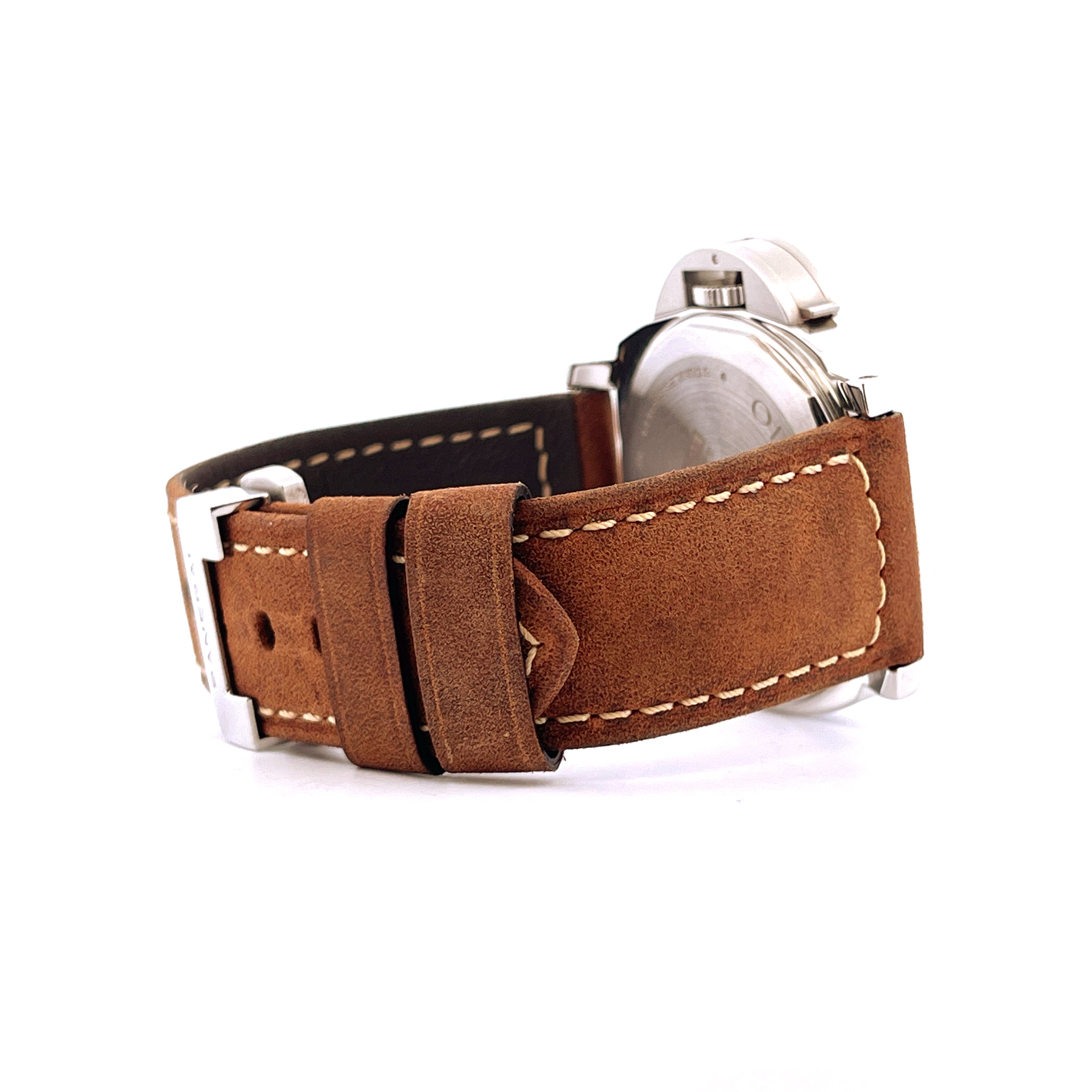 Seitenansicht eines Panerai Luminor Pam00914 mit braunem Lederarmband und silberner Schließe