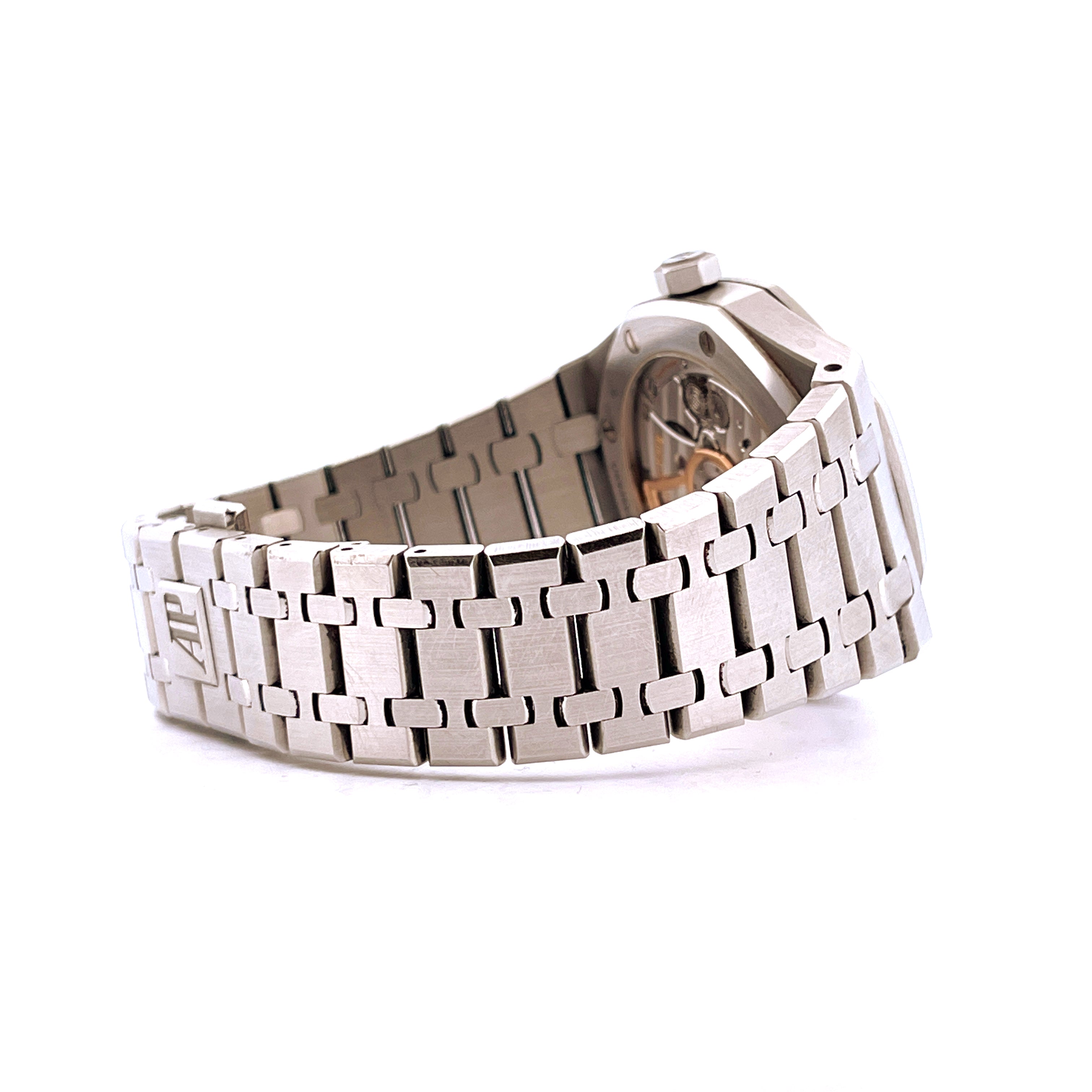 Seitenansicht eines Audemars Piguet Royal Oak 15500ST Grey aus Edelstahl mit sichtbarem Uhrwerk auf weißem Hintergrund