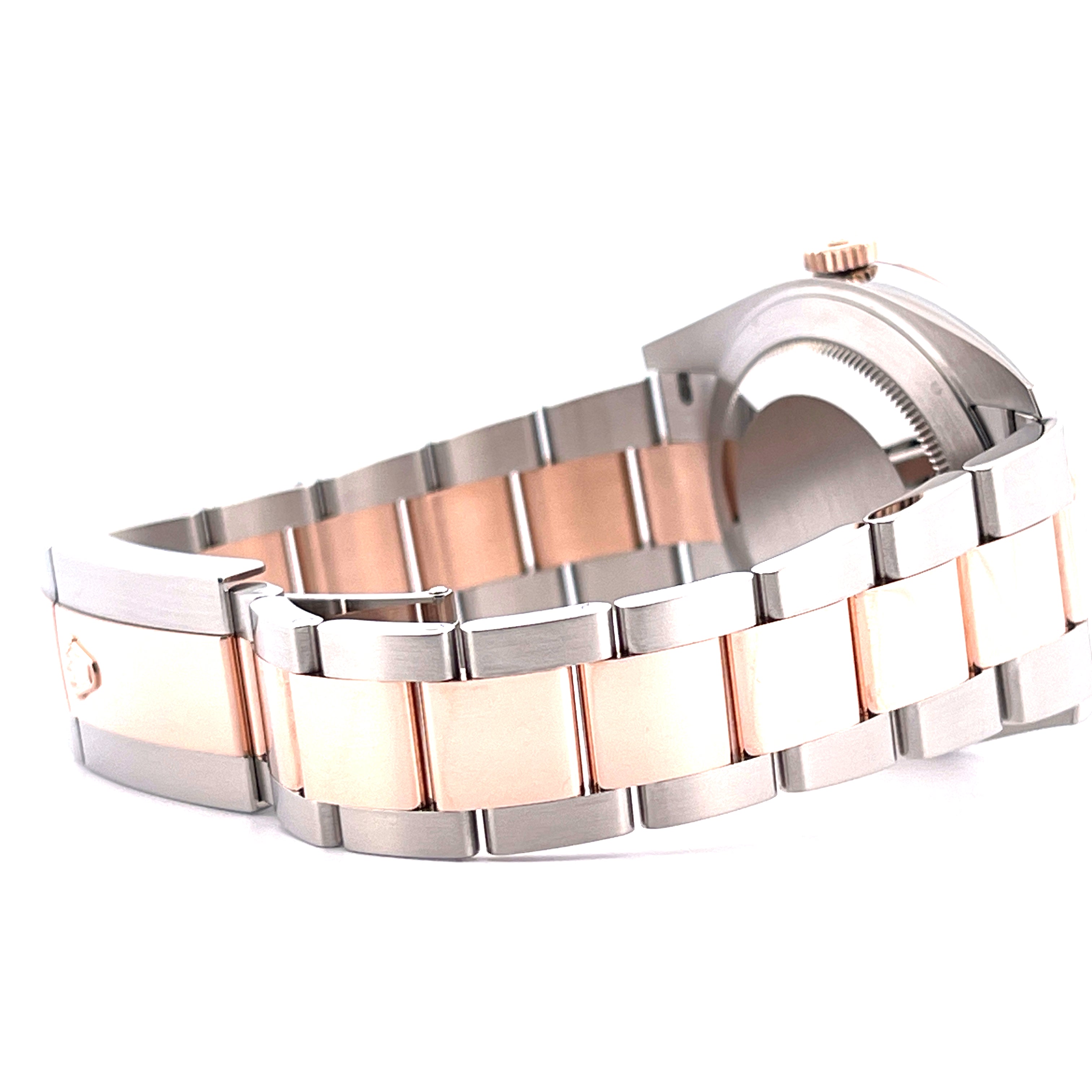 Rolex Datejust 41 Wimbledon im Seitenprofil, Stahl-Gold-Armband mit Tudor-Einsätzen auf weißem Hintergrund