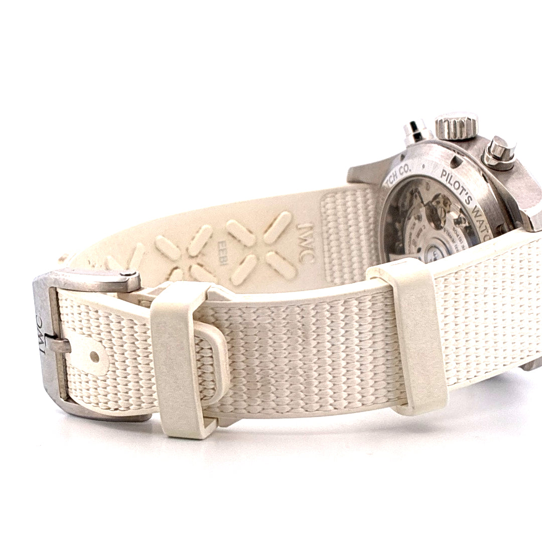 IWC Pilot's Watch Chronograph Seitenansicht des cremefarbenen Textilarmbands und des Edelstahldetails
