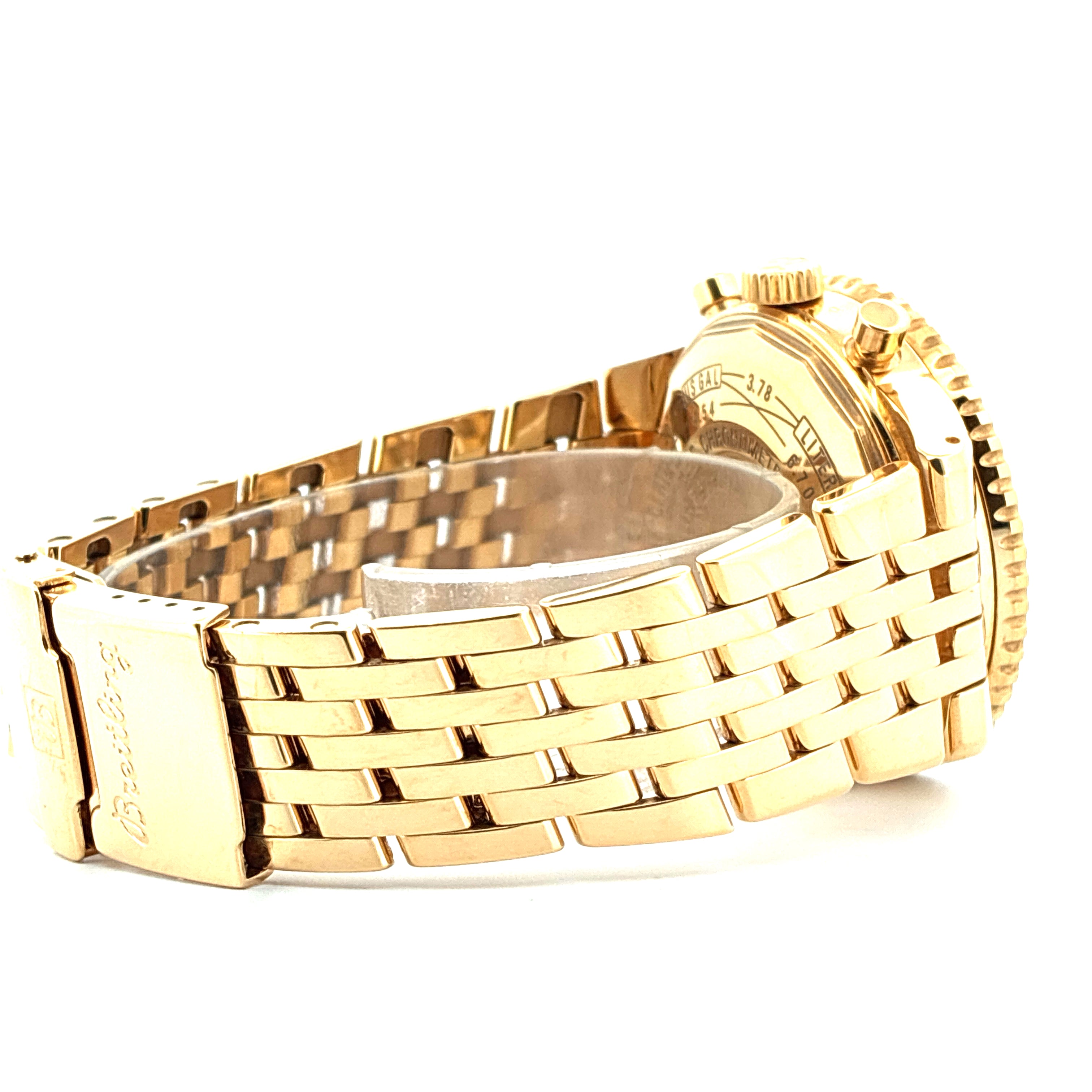 Breitling Navitimer Heritage aus Gelbgold, Seitenansicht mit Armband und Gehäuse im Detail auf weißem Hintergrund